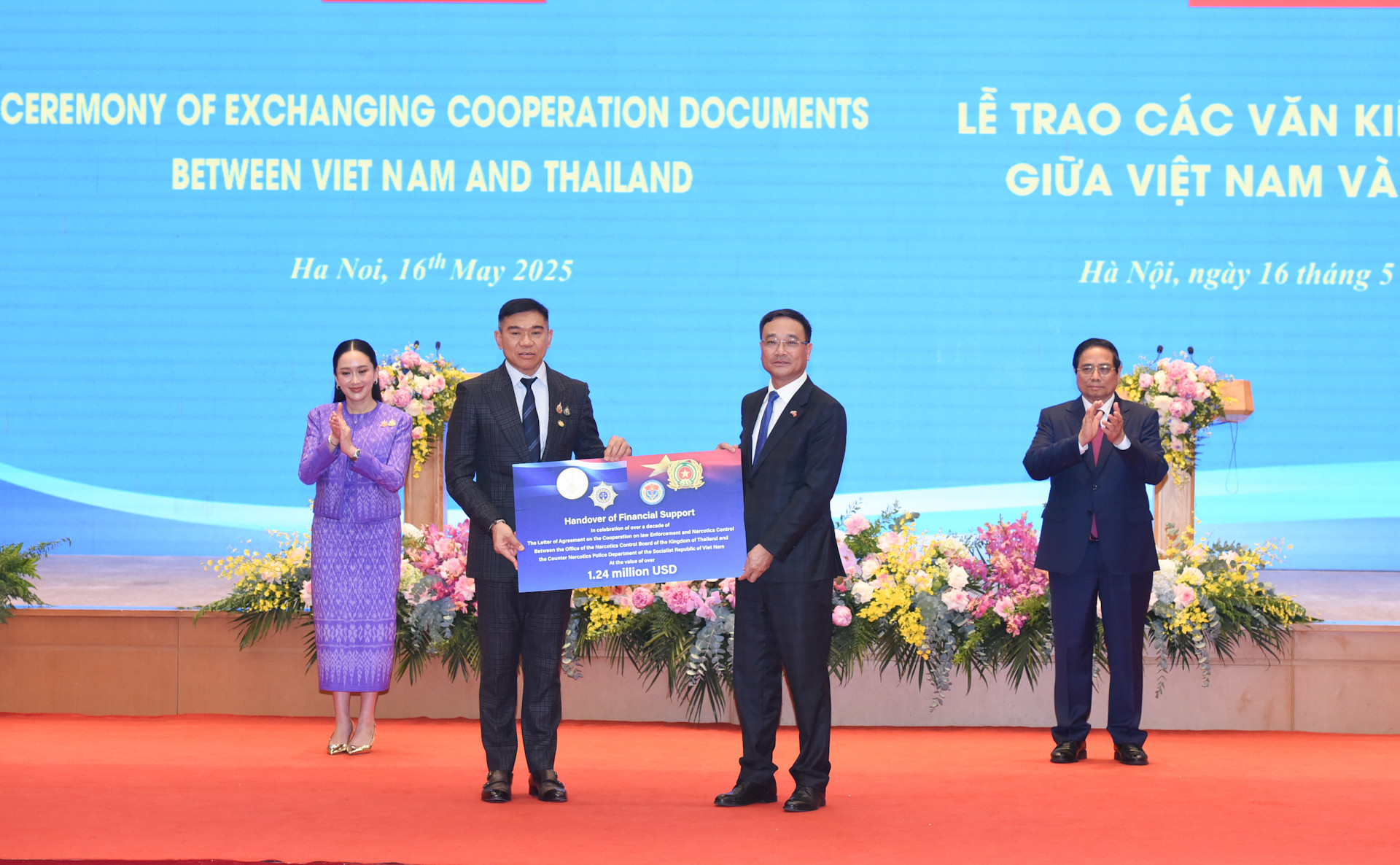 Thủ tướng Phạm Minh Chính và Thủ tướng Vương quốc Thái Lan Paetongtarn Shinawatra chứng kiến Khoản hỗ trợ tài chính nhân dịp kỷ niệm hơn một thập niên triển khai Thư Thỏa thuận Hợp tác về công tác thực thi pháp luật và kiểm soát ma túy giữa Văn phòng Ủy ban Phòng chống Ma túy, Bộ Tư pháp Vương quốc Thái Lan và Cục Cảnh sát Điều tra Tội phạm về Ma túy, Bộ Công an nước Cộng hòa xã hội chủ nghĩa Việt Nam.