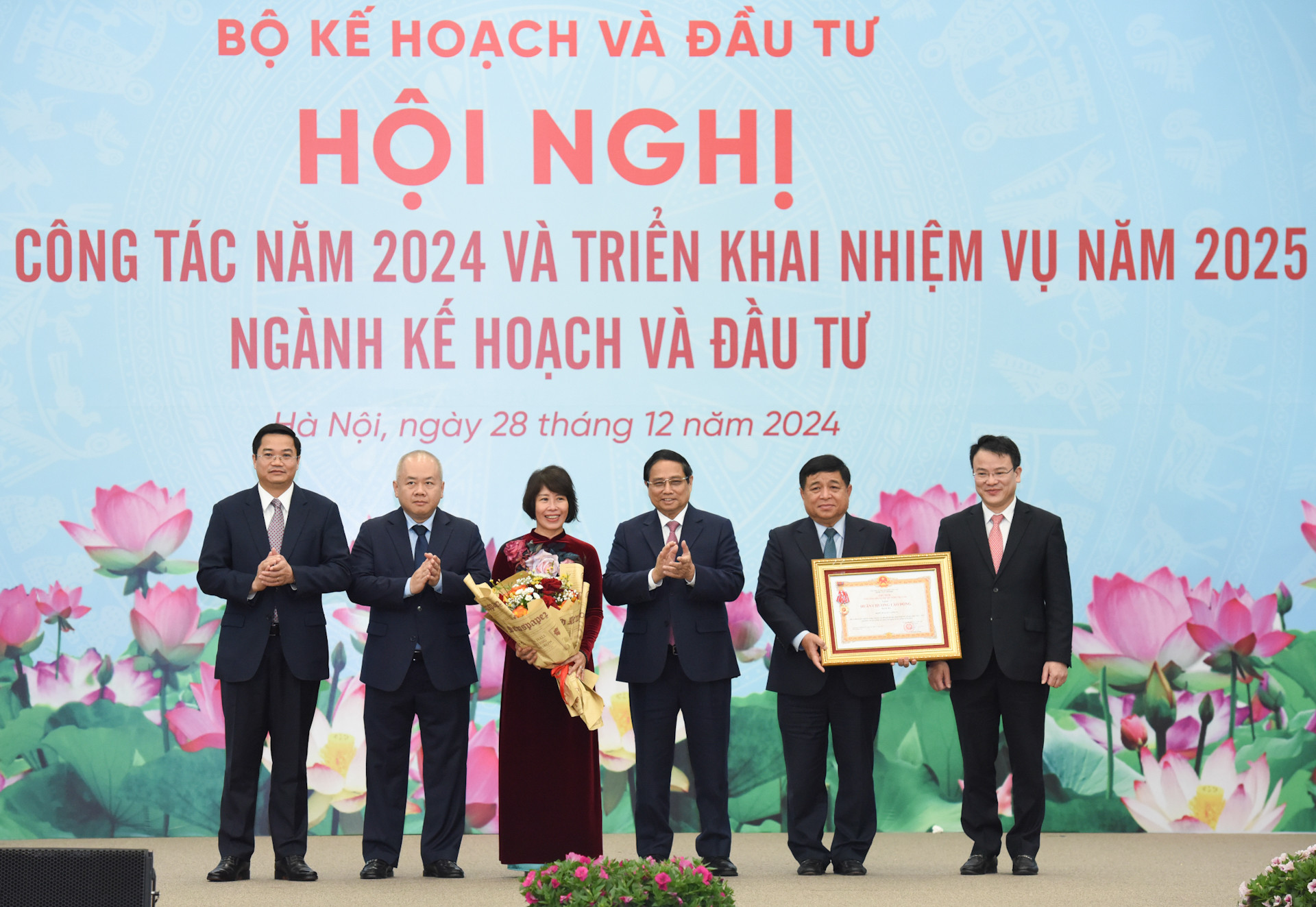 Thủ tướng Phạm Minh Chính trao Huân chương Lao động hạng Ba của Chủ tịch nước, tặng Bộ Kế hoạch và Đầu tư.