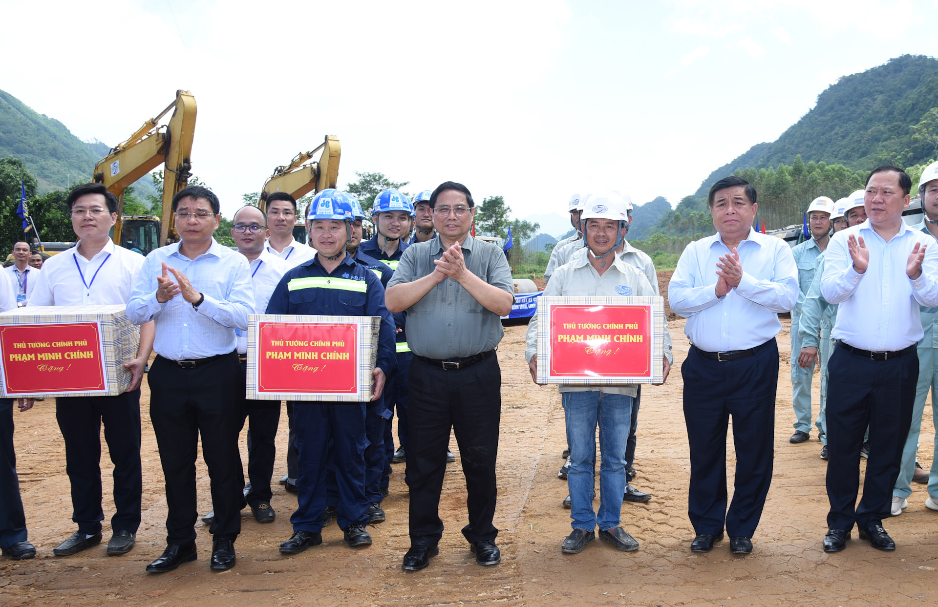 Thủ tướng Phạm Minh Chính trao tặng quà và động viên các đơn vị thi công.