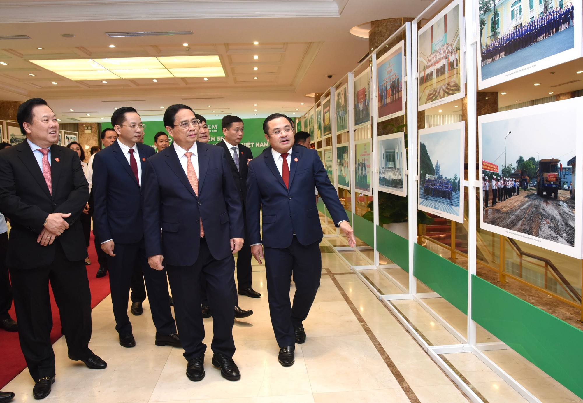 Thủ tướng Phạm Minh Chính tham quan Trưng bày hình ảnh 55 xây dựng và phát triển ngành hóa chất Việt Nam. Thủ tướng Phạm Minh Chính tham quan Trưng bày hình ảnh 55 xây dựng và phát triển ngành hóa chất Việt Nam.