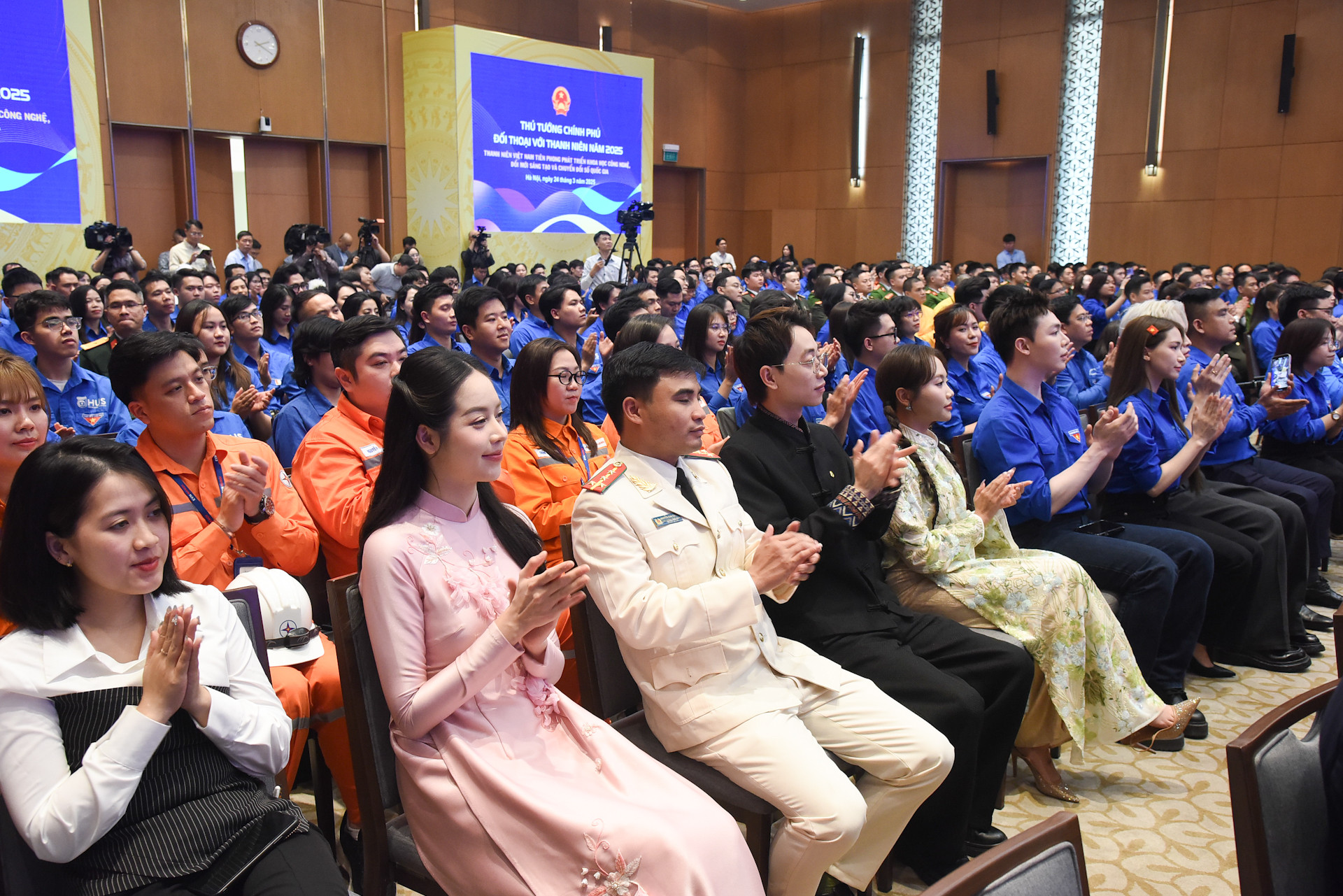 Các đại biểu thanh niên tham dự đối thoại. Các đại biểu thanh niên tham dự đối thoại.