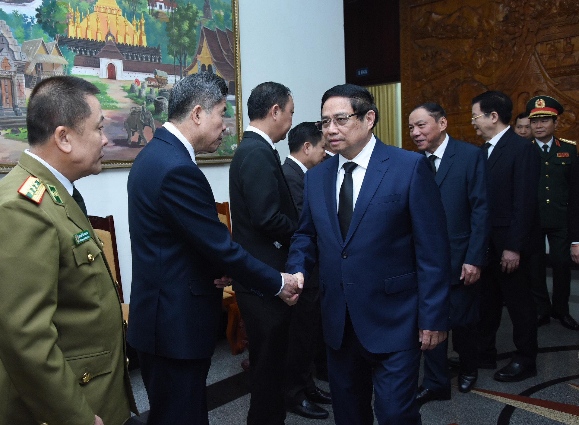 Thủ tướng Phạm Minh Chính chia buồn cùng cán bộ, nhân viên Đại sứ quán Cộng hòa Dân chủ nhân dân Lào tại Việt Nam.