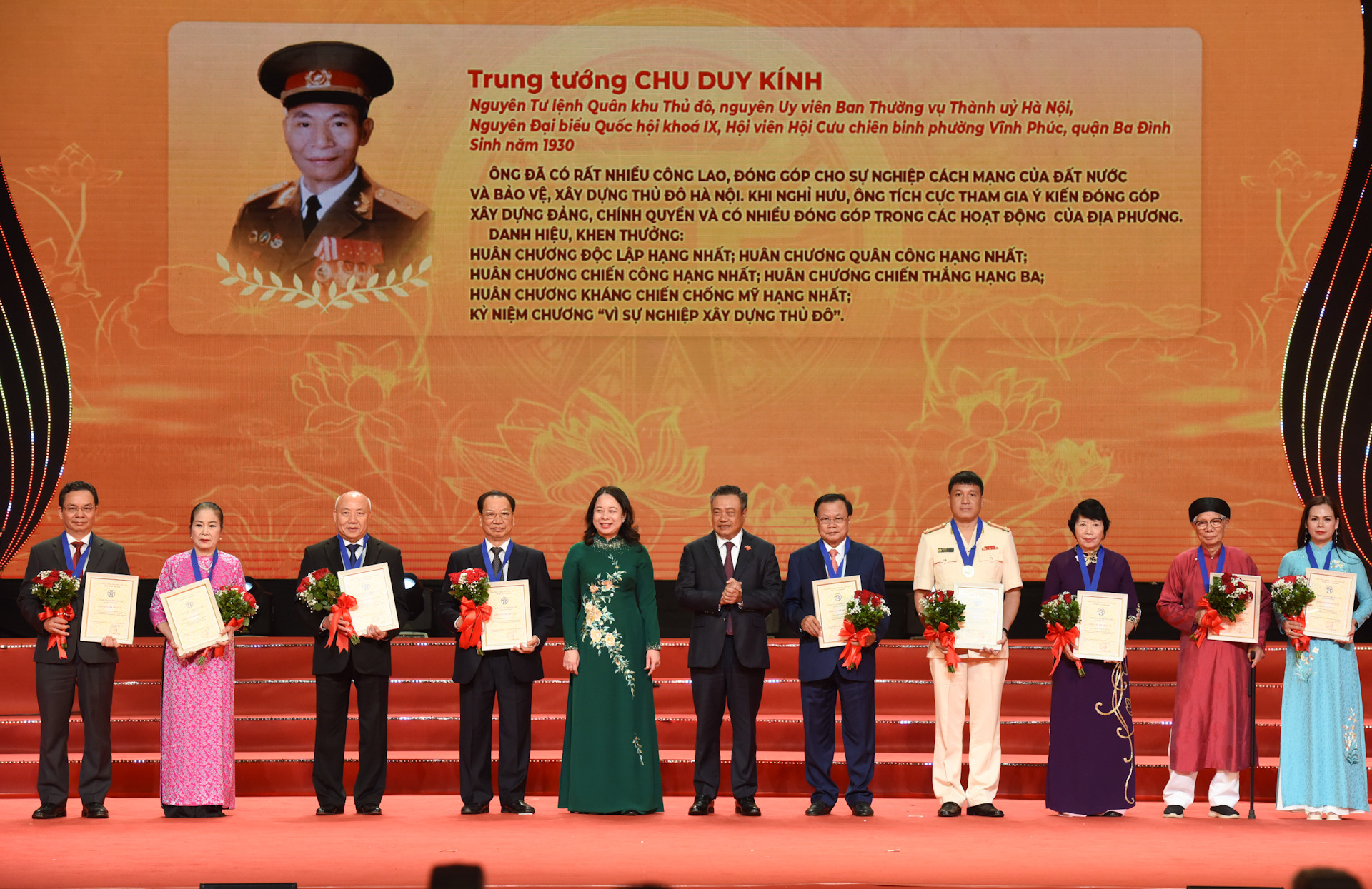 Phó Chủ tịch nước Võ Thị Ánh Xuân, Phó Chủ tịch Thứ nhất Hội đồng Thi đua-Khen thưởng Trung ương và Chủ tịch UBND, Chủ tịch Hội đồng Thi đua-Khen thưởng thành phố Hà Nội Trần Sỹ Thanh vinh danh "Công dân Thủ đô ưu tú" năm 2024.