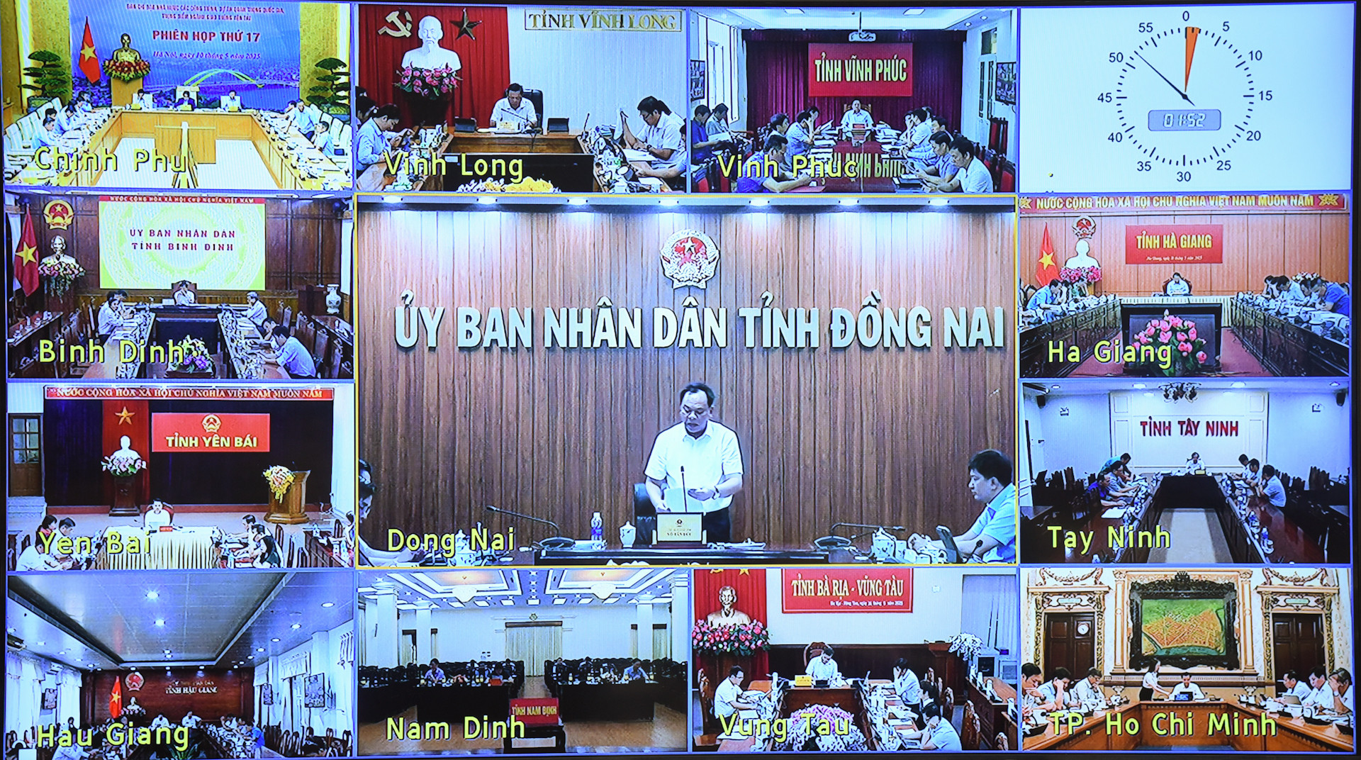 Phiên họp được kết nối trực tuyến từ trụ sở Chính phủ tới 49 tỉnh, thành phố trực thuộc Trung ương đang có các công trình, dự án quan trọng quốc gia, trọng điểm ngành giao thông vận tải. Phiên họp được kết nối trực tuyến từ trụ sở Chính phủ tới 49 tỉnh, thành phố trực thuộc Trung ương đang có các công trình, dự án quan trọng quốc gia, trọng điểm ngành giao thông vận tải.