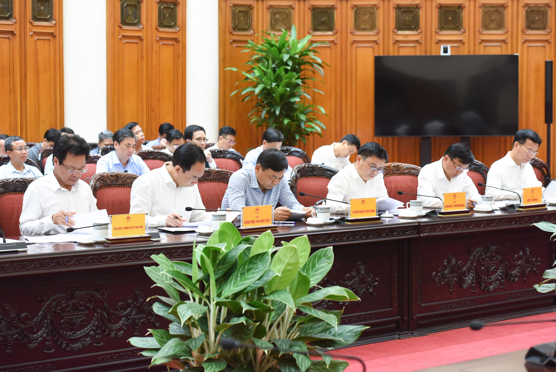 Đại diện lãnh đạo các ban, bộ, ngành và các doanh nghiệp tham dự cuộc họp. Đại diện lãnh đạo các ban, bộ, ngành và các doanh nghiệp tham dự cuộc họp.