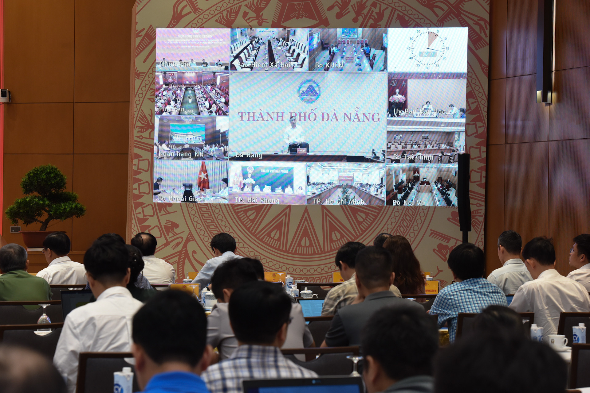 [Ảnh] Thủ tướng Phạm Minh Chính dự Hội nghị triển khai Sổ sức khỏe điện tử và cấp Phiếu lý lịch tư pháp qua VNeID ảnh 8