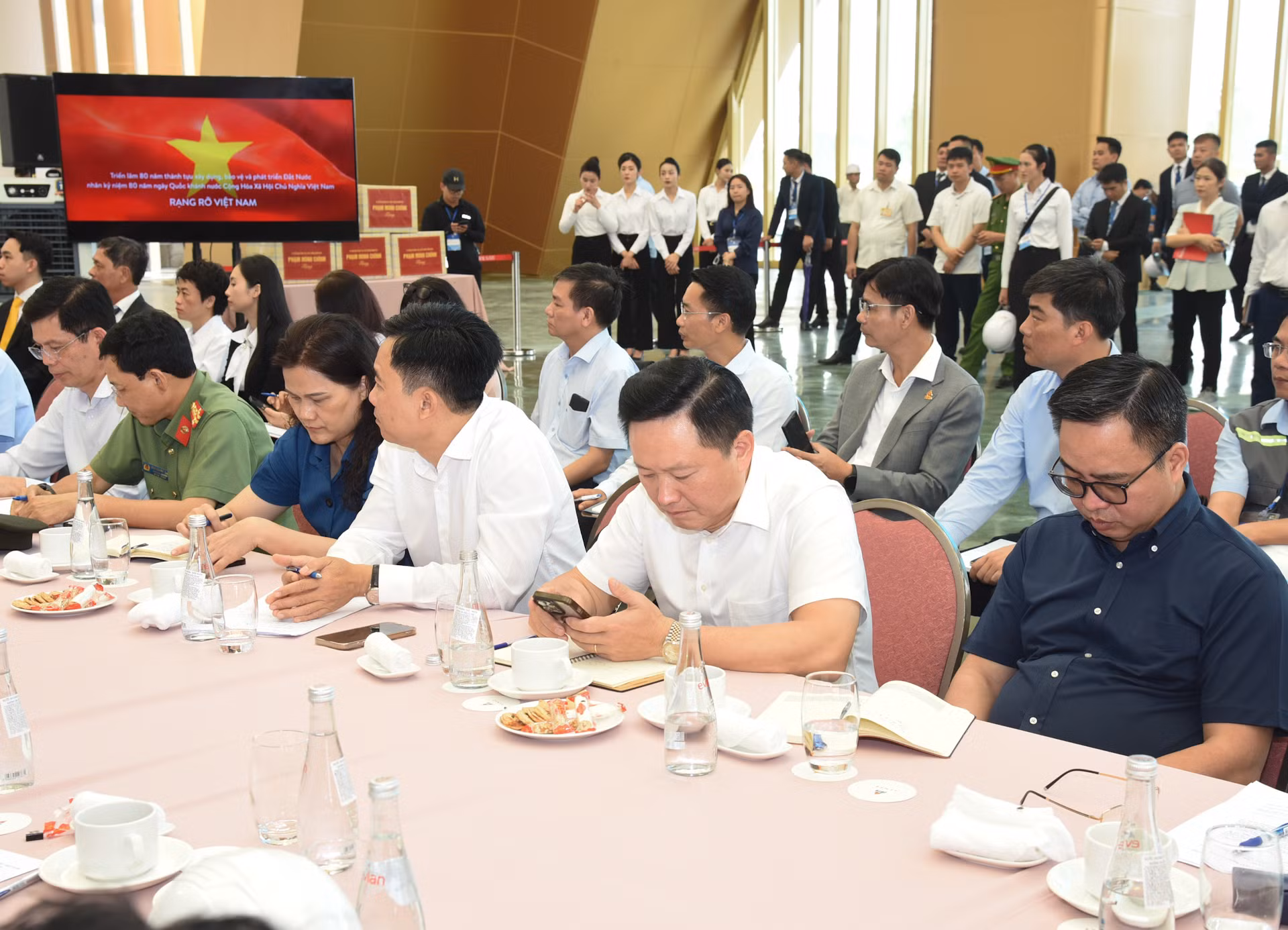 Các đại biểu tham dự buổi làm việc.