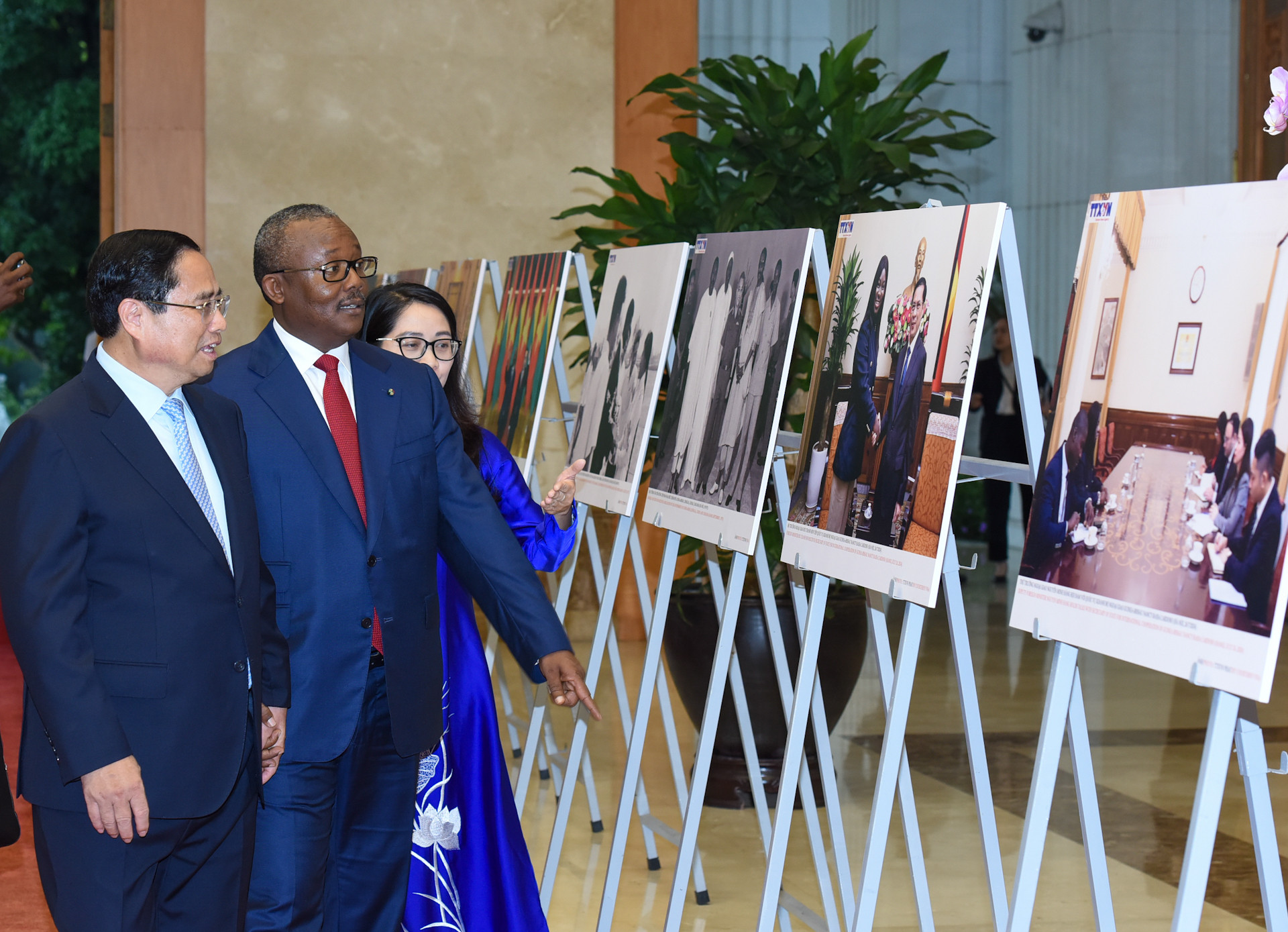Thủ tướng Phạm Minh Chính giới thiệu với Tổng thống Cộng hòa Guinea-Bissau Umaro Sissoco Embaló về hình ảnh ngoại giao giữa hai nước. Thủ tướng Phạm Minh Chính giới thiệu với Tổng thống Cộng hòa Guinea-Bissau Umaro Sissoco Embaló về hình ảnh ngoại giao giữa hai nước.