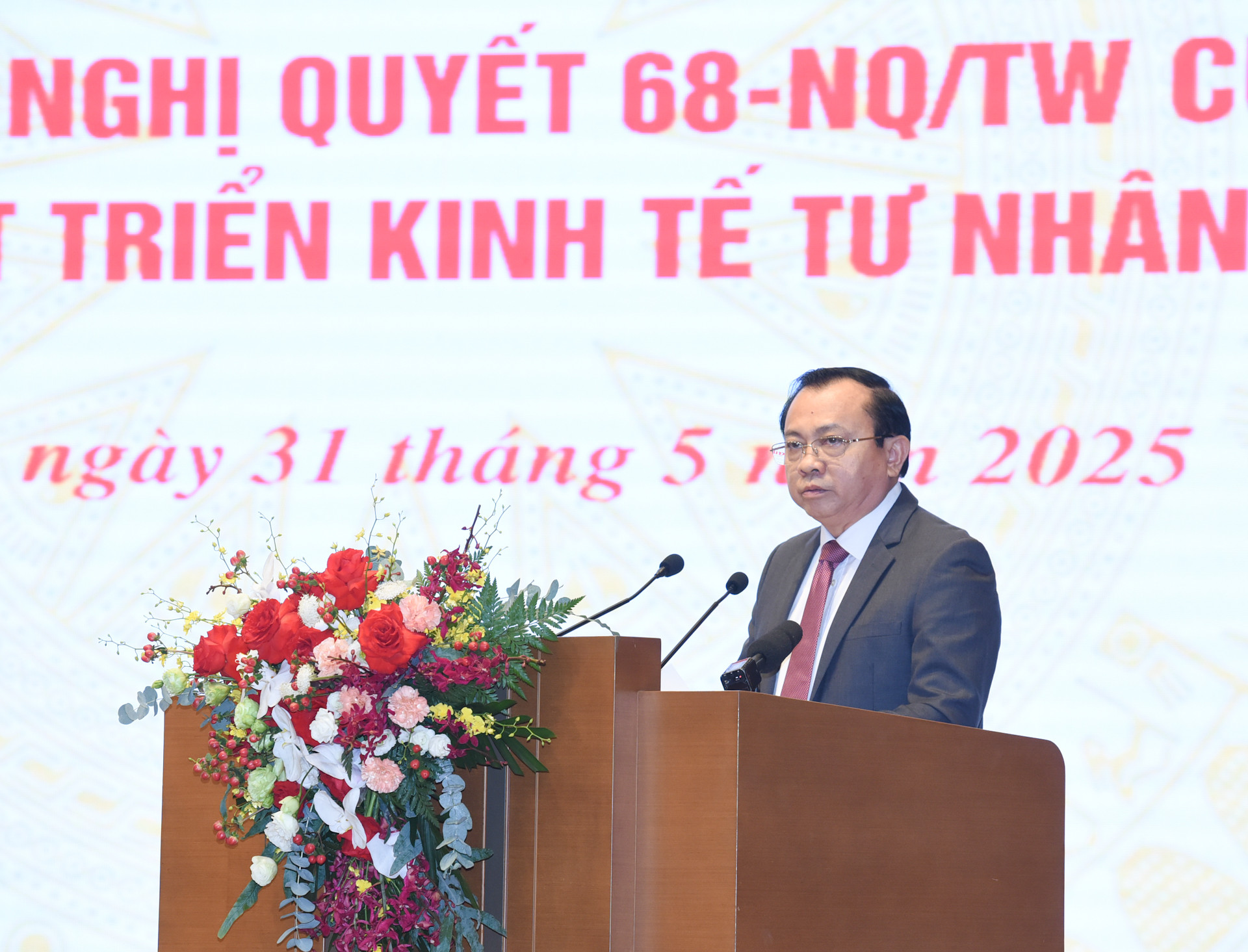 Thứ trưởng Tài chính Lê Tấn Cận trình bày báo cáo về tình hình phát triển kinh tế tư nhân.