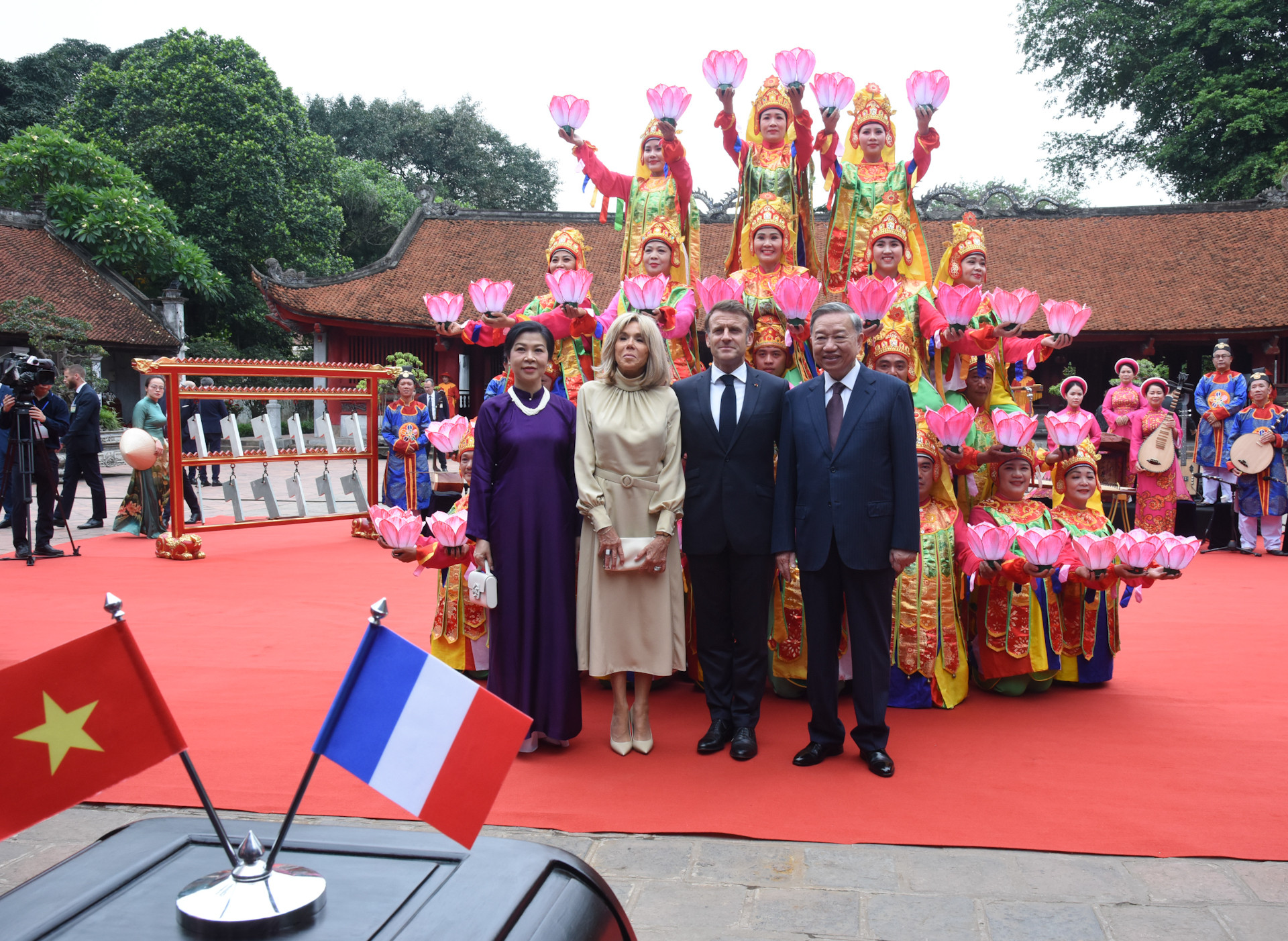 Tổng Bí thư Tô Lâm và Phu nhân Ngô Phương Ly cùng Tổng thống Emmanuel Macron và Phu nhân Brigitte Macron giao lưu với các diễn viên biểu diễn.