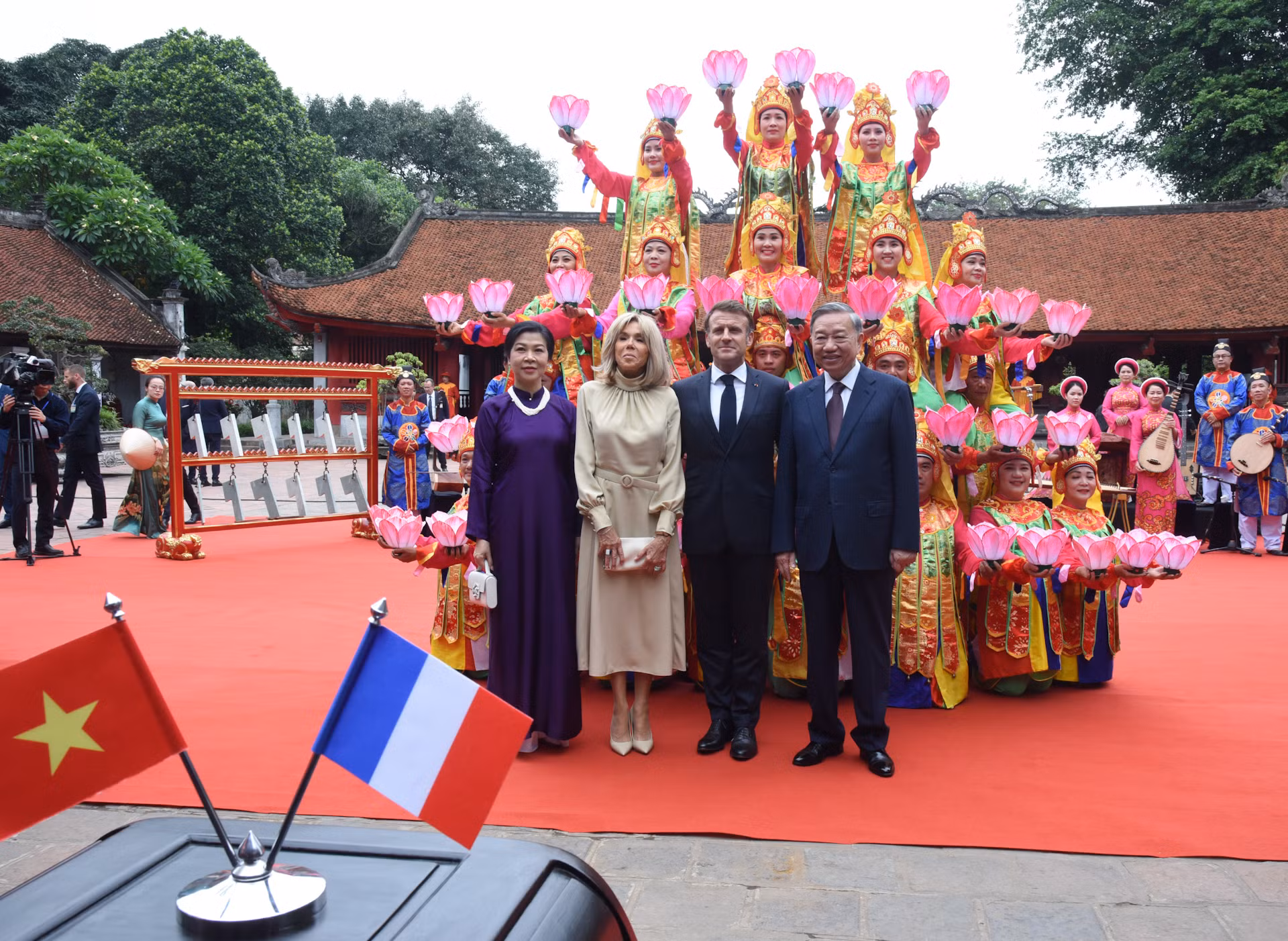 Tổng Bí thư Tô Lâm và Phu nhân Ngô Phương Ly cùng Tổng thống Emmanuel Macron và Phu nhân Brigitte Macron giao lưu với các diễn viên biểu diễn.