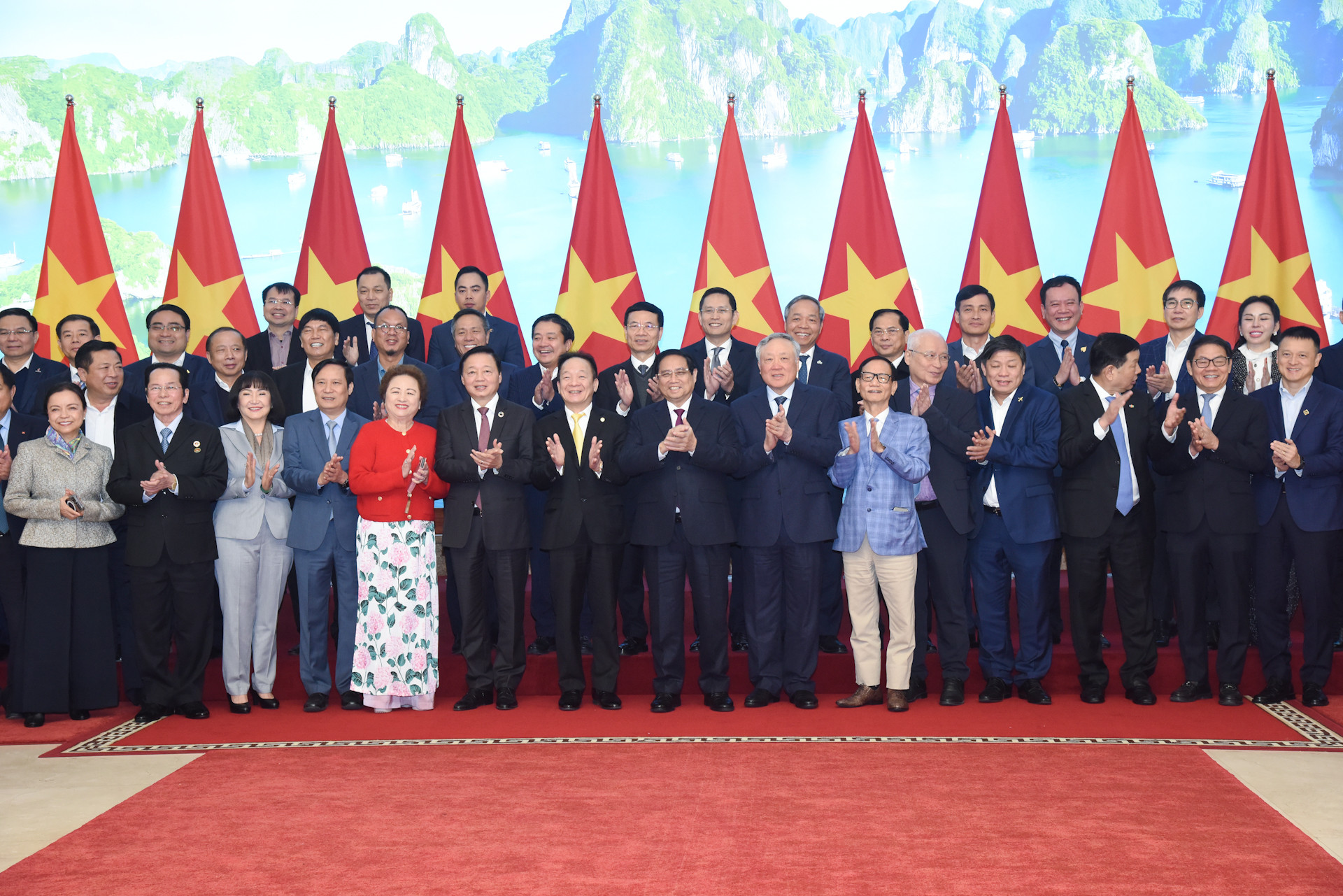 Thủ tướng Phạm Minh Chính với các doanh nghiệp tư nhân tham dự hội nghị.