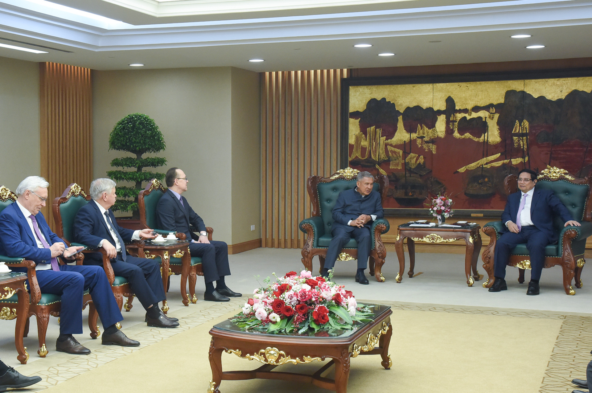 Các thành viên đi cùng ông Rustam Minnikhanov, tham dự buổi tiếp.