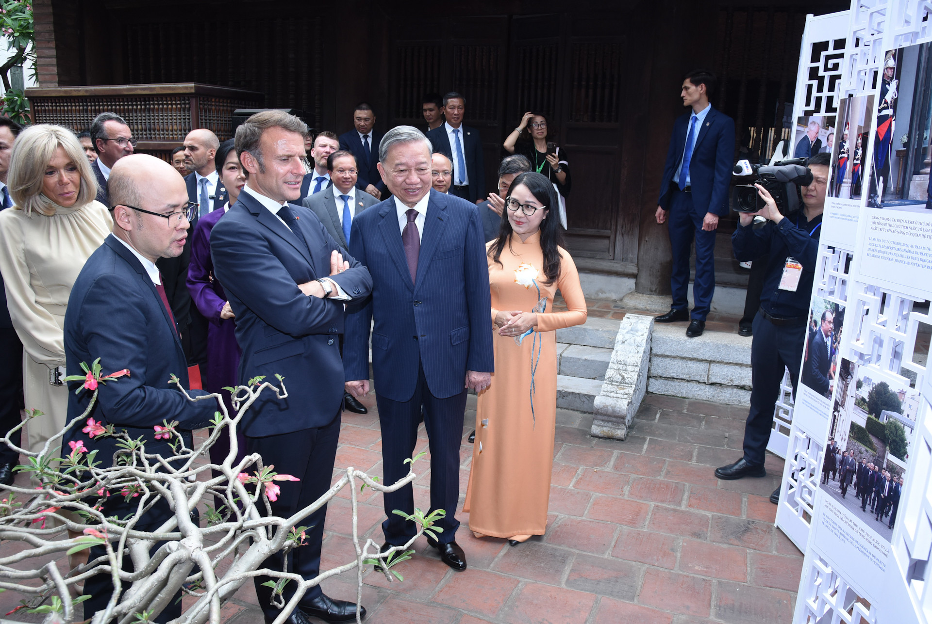 Tổng Bí thư Tô Lâm và Phu nhân cùng Tổng thống Pháp Emmanuel Macron và Phu nhân tham quan triển lãm hình ảnh hợp tác giữa hai nước.
