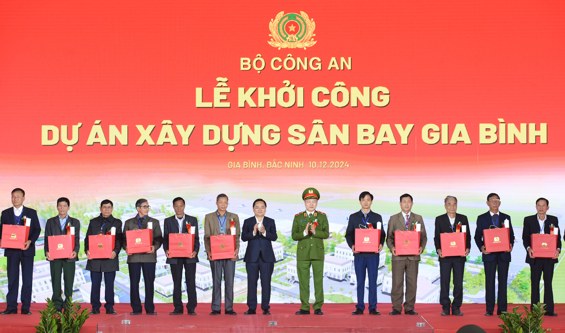 Lãnh đạo tỉnh Bắc Ninh và Bộ Công an trao quà, tặng các hộ gia đình nhường đất phục vụ xây dựng dự án. Lãnh đạo tỉnh Bắc Ninh và Bộ Công an trao quà, tặng các hộ gia đình nhường đất phục vụ xây dựng dự án.