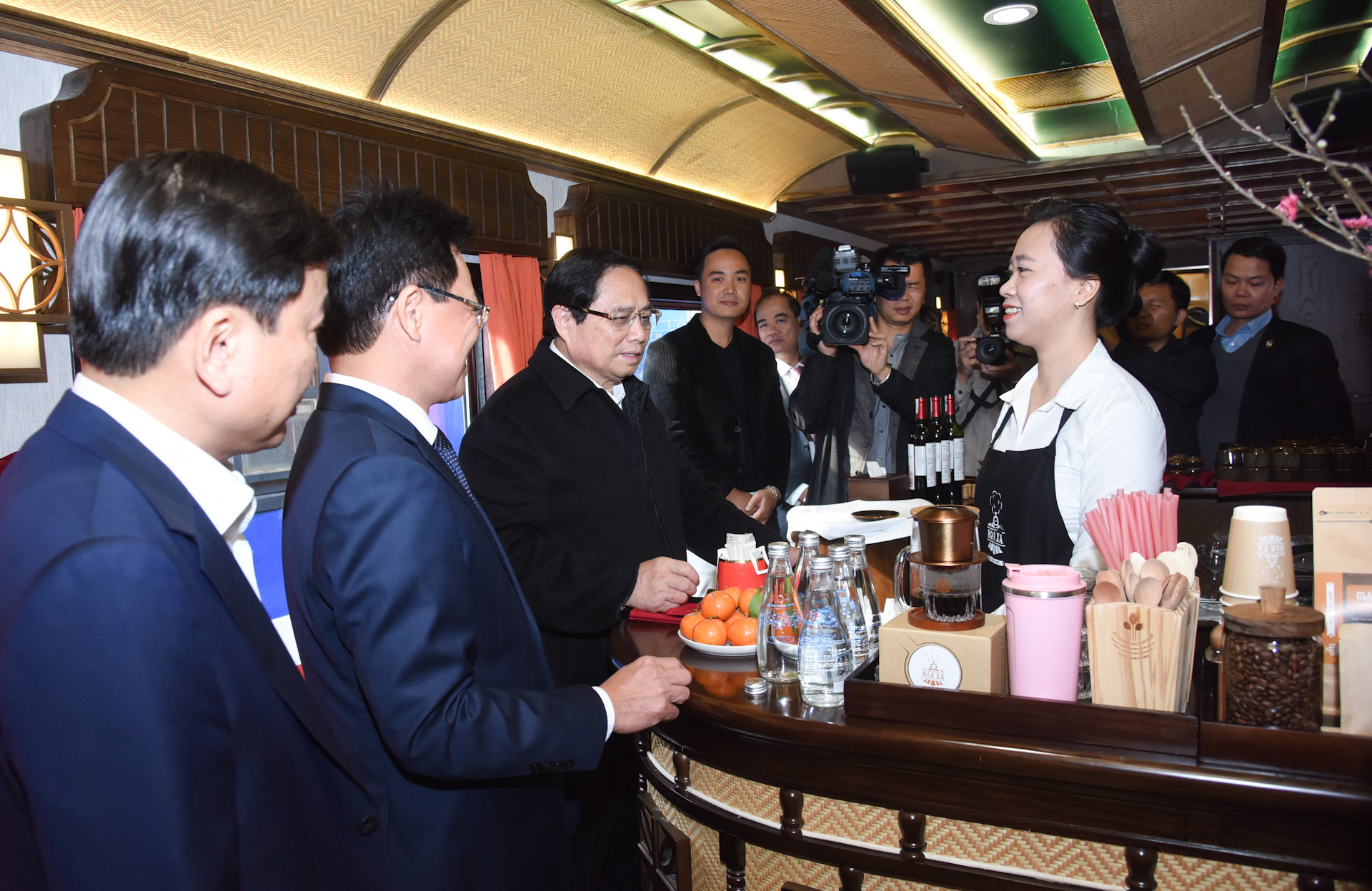 Thủ tướng Phạm Minh Chính kiểm tra chất lượng phục vụ hành khách trên tuyến đường sắt du lịch cao cấp.