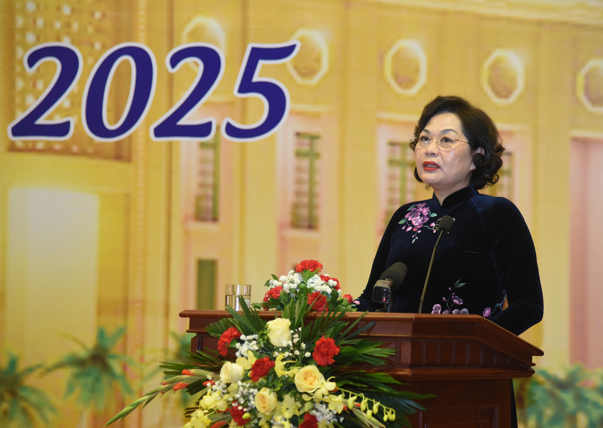 Thống đốc Ngân hàng Nhà nước Việt Nam Nguyễn Thị Hồng phát biểu. Thống đốc Ngân hàng Nhà nước Việt Nam Nguyễn Thị Hồng phát biểu.