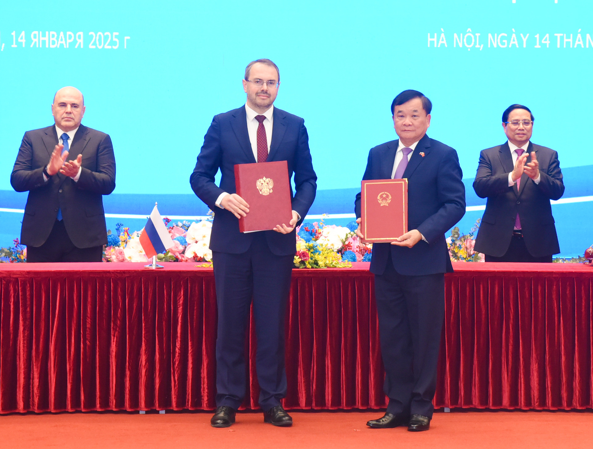 Hai Thủ tướng chứng kiến ký Thỏa thuận giữa Chính phủ hai nước về chuyển giao tàu Nghiên cứu khoa học cho Trung tâm Nghiên cứu khoa học và công nghệ Nhiệt đới hỗn hợp Việt-Nga để nghiên cứu khoa học biển chung.