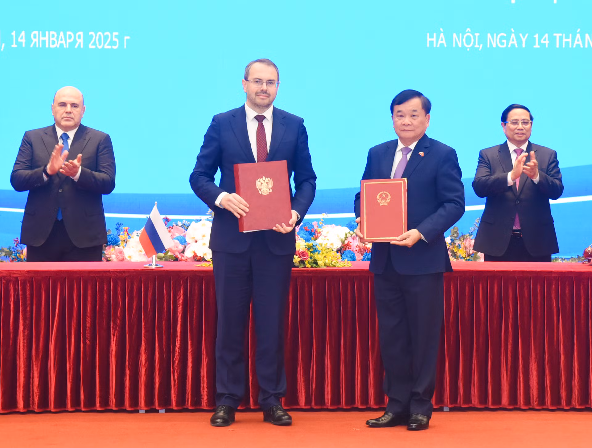 Hai Thủ tướng chứng kiến ký Thỏa thuận giữa Chính phủ hai nước về chuyển giao tàu Nghiên cứu khoa học cho Trung tâm Nghiên cứu khoa học và công nghệ Nhiệt đới hỗn hợp Việt-Nga để nghiên cứu khoa học biển chung.