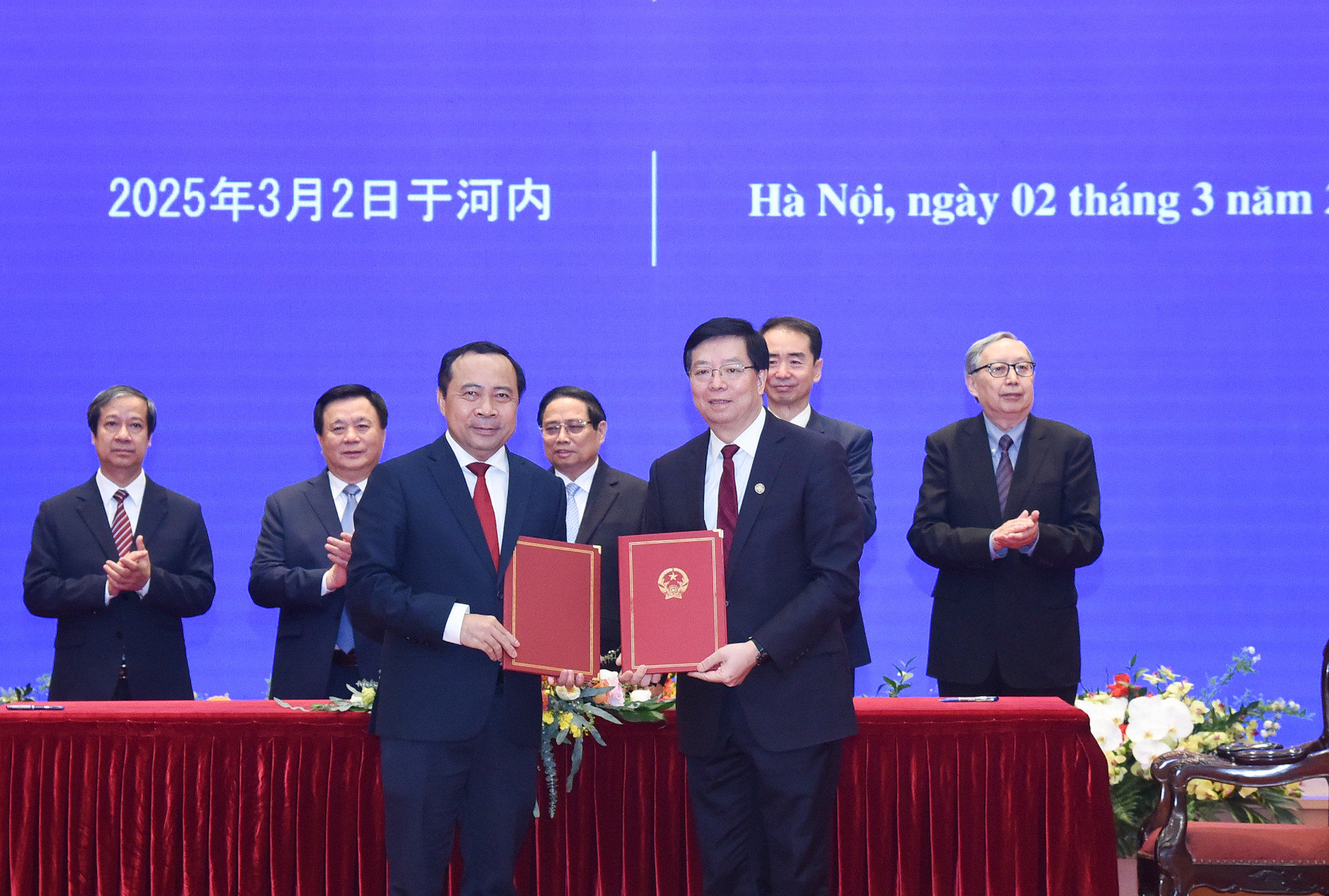 Thủ tướng Phạm Minh Chính chứng kiến ký văn kiện hợp tác giáo dục giữa Đại học Quốc gia Thành phố Hồ Chí Minh và Đại học Thanh Hoa, Trung Quốc.