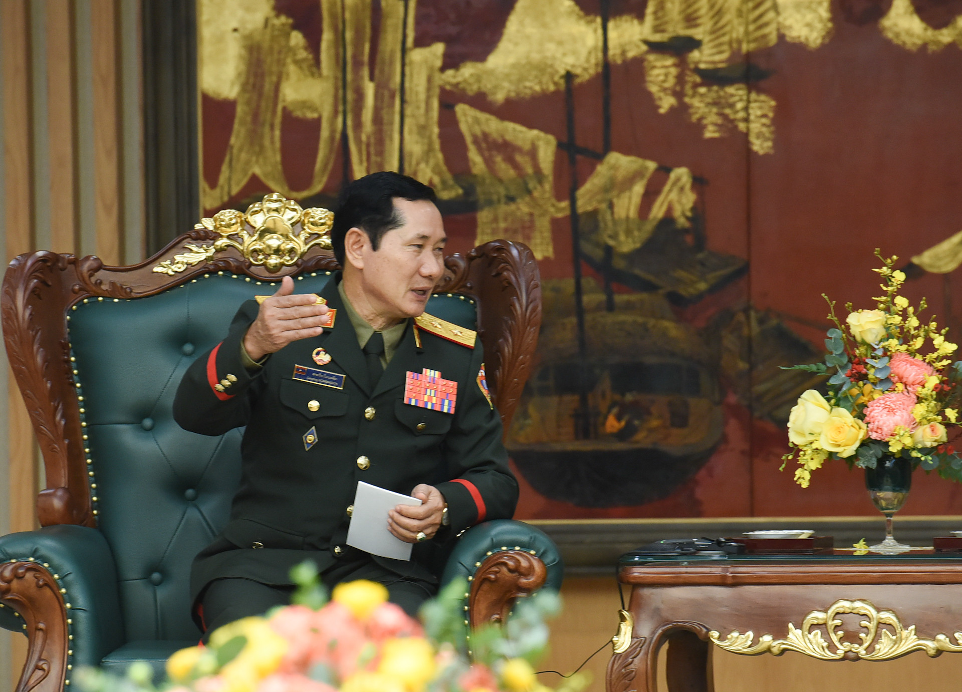 Trung tướng Saichay Kommasith, Thứ trưởng Quốc phòng, Tổng Tham mưu trưởng Quân đội nhân dân Lào phát biểu.