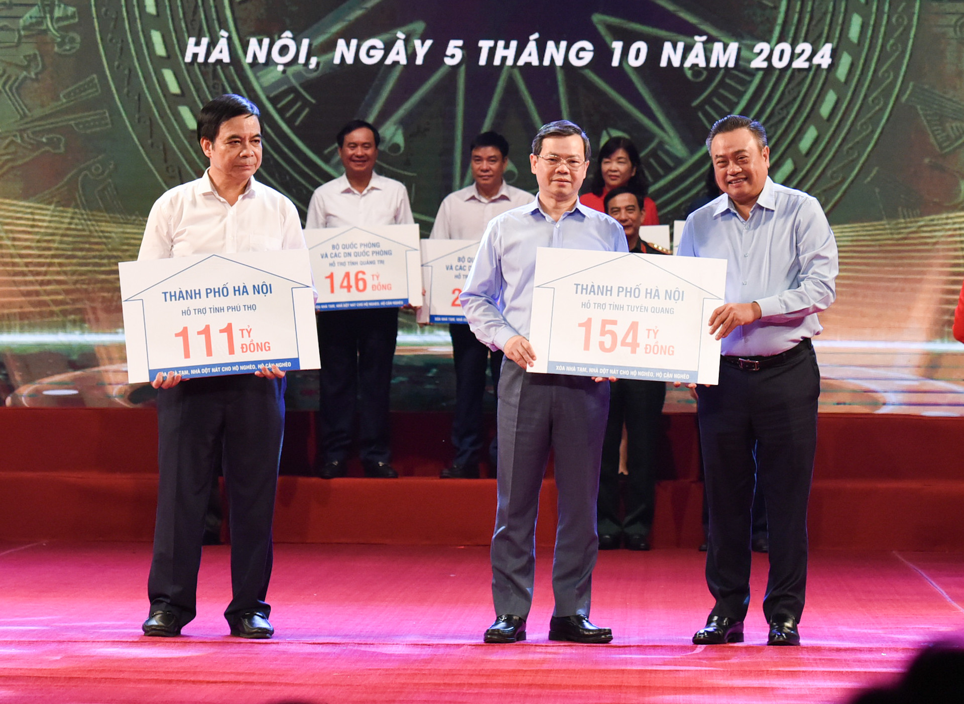 Chủ tịch Ủy ban nhân dân Thành phố Hà Nội Trần Sỹ Thanh trao tượng trưng kinh phí hỗ trợ xóa nhà tạm, nhà dột nát cho các địa phương.