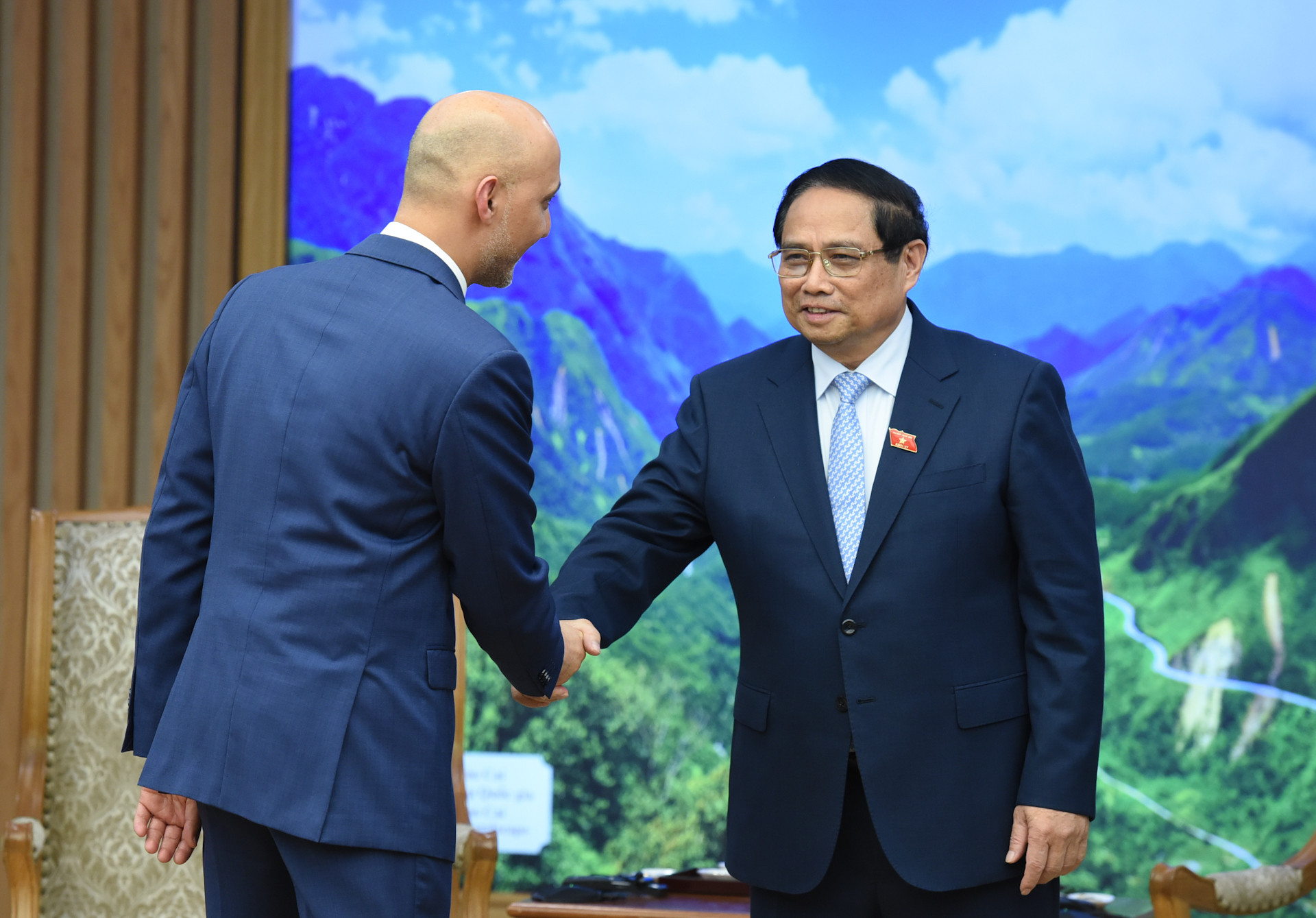 Thủ tướng Phạm Minh Chính với các thành viên đi cùng ông Thani bin Ahmed Al Zeyoudi.