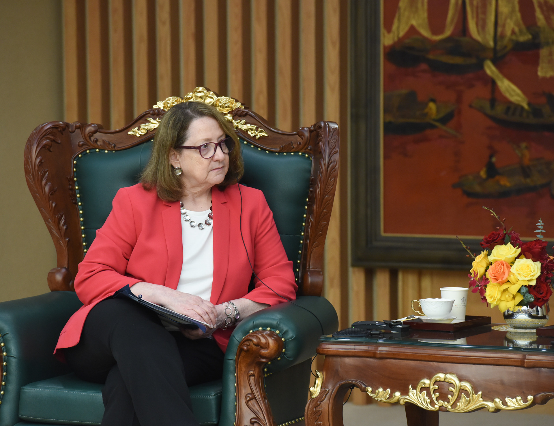 Bà Reva Price phát biểu tại buổi tiếp.