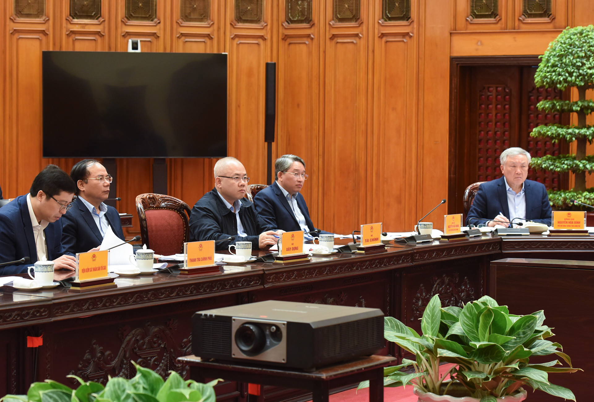 Các đồng chí Phó Thủ tướng, lãnh đạo các bộ, ban, ngành tham dự cuộc họp.