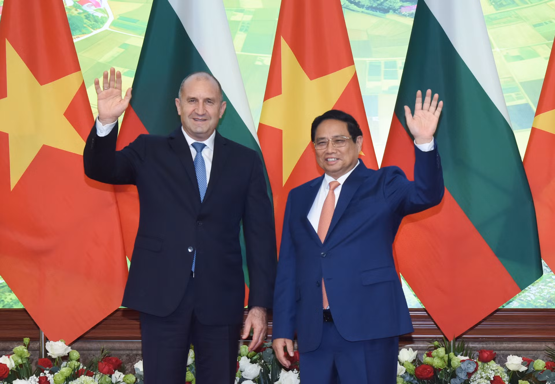 Thủ tướng Phạm Minh Chính và Tổng thống Bulgaria Rumen Radev vẫy chào các cơ quan thông tấn, báo chí.