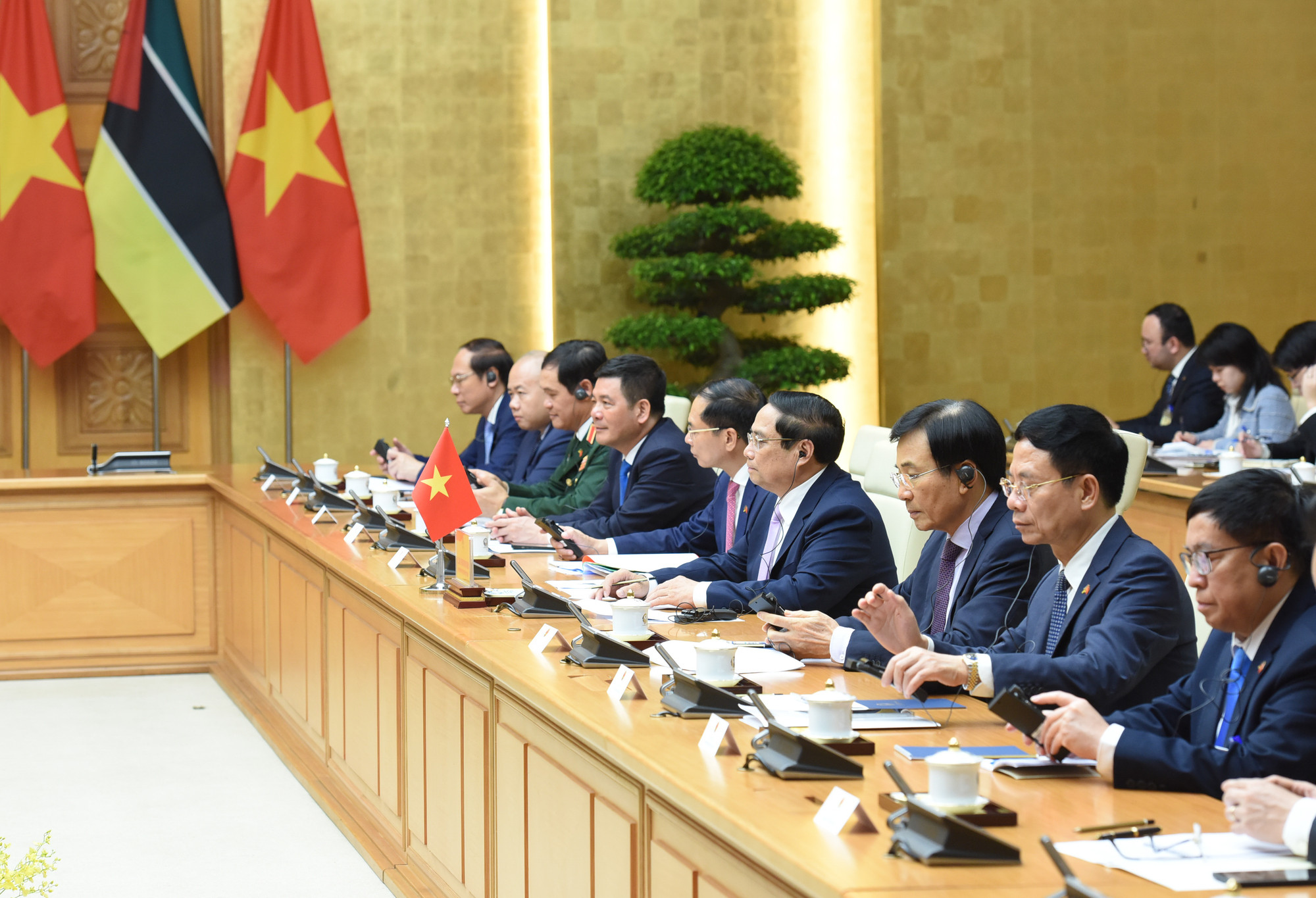 Thủ tướng Phạm Minh Chính và các thành viên Chính phủ Việt Nam hội kiến Tổng thống Cộng hòa Mozambique Filipe Jacinto Nyusi.