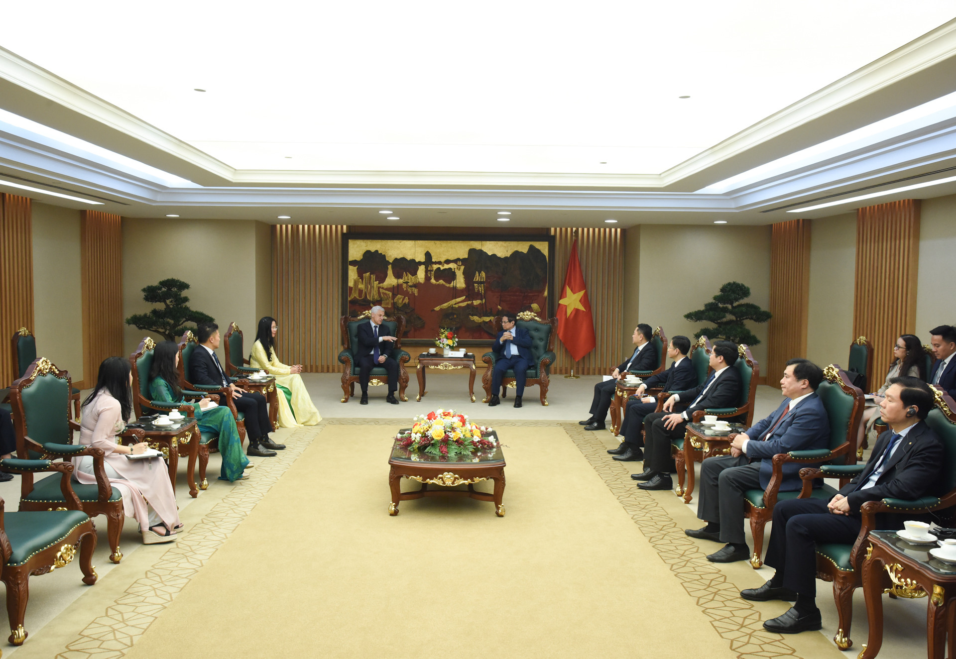 Thủ tướng Phạm Minh Chính và ông Bill Winters, Tổng Giám đốc Tập đoàn Standard Chartered.