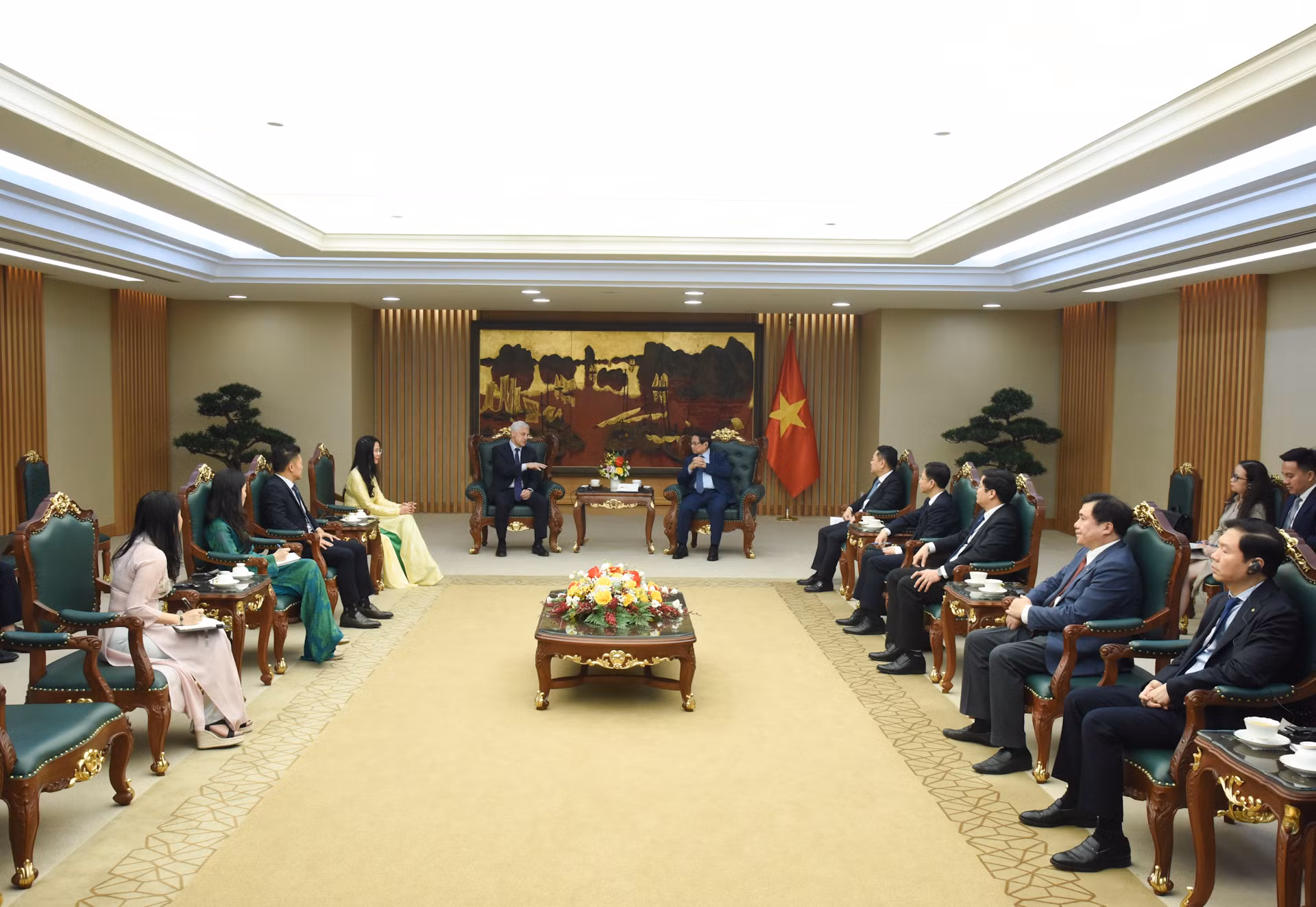 Thủ tướng Phạm Minh Chính và ông Bill Winters, Tổng Giám đốc Tập đoàn Standard Chartered.