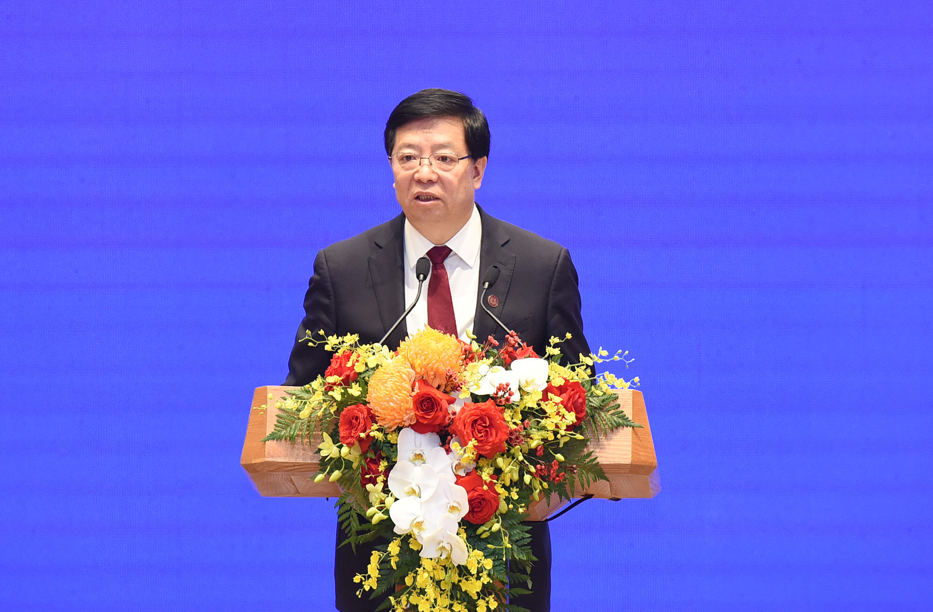 Đồng chí Khưu Dũng, Bí thư Đảng ủy Đại học Thanh Hoa phát biểu tại Lễ trao tặng Thủ tướng Phạm Minh Chính danh hiệu "Giáo sư danh dự Đại học Thanh Hoa".