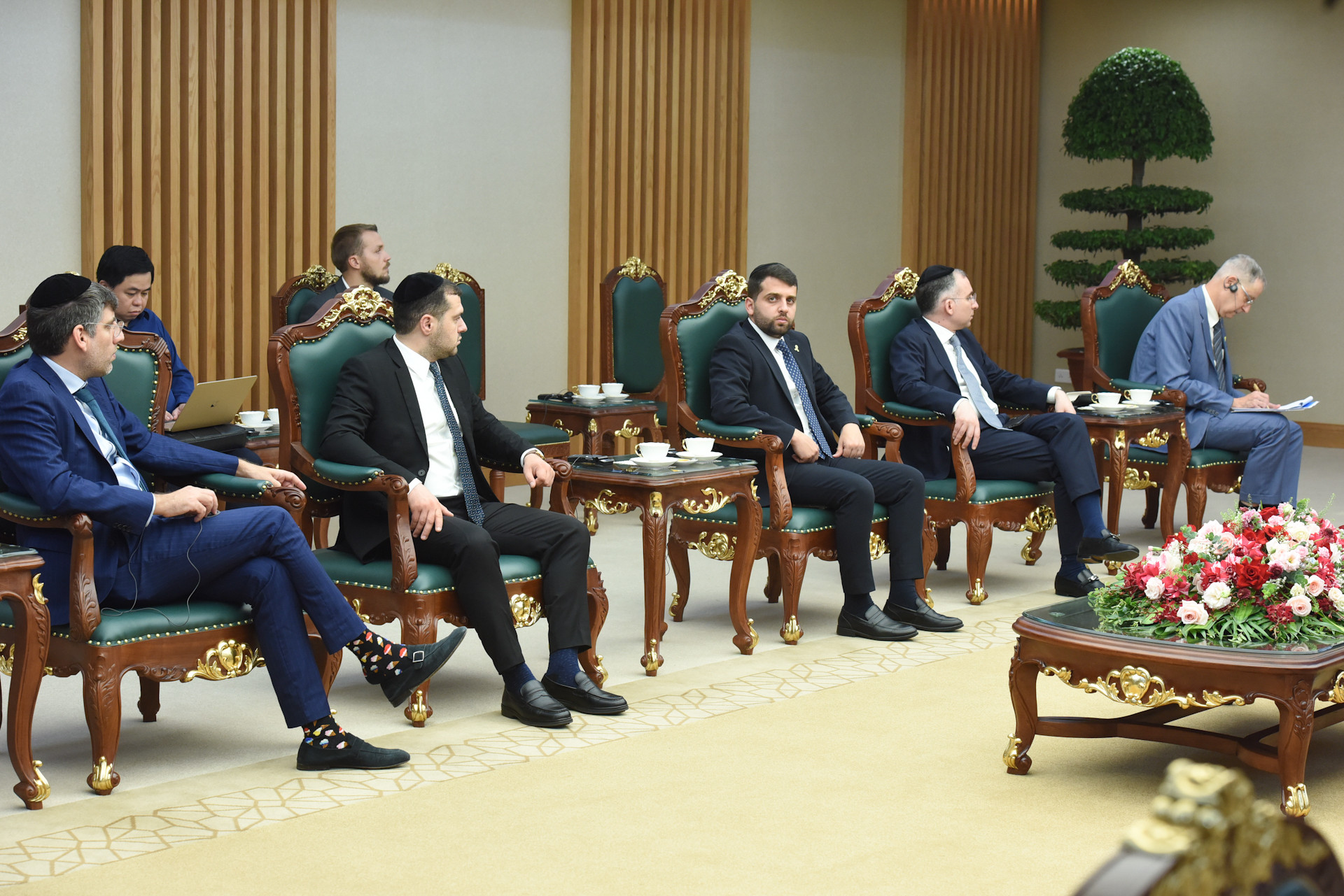 Các thành viên đi cùng ông Rabbi Yoav Ben Tzur, Bộ trưởng Lao động Israel, tham dự buổi tiếp.