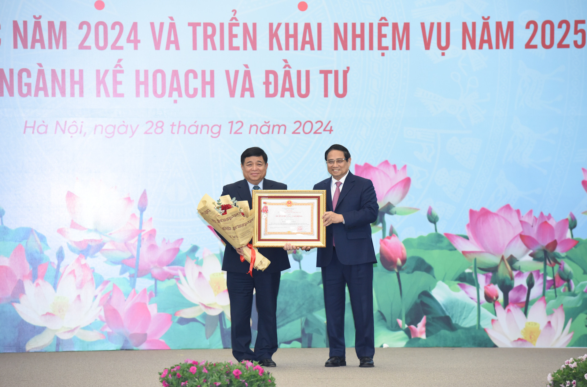 Thủ tướng Phạm Minh Chính trao Huân chương Lao động hạng Nhất, tặng Bộ trưởng Kế hoạch và Đầu tư Nguyễn Chí Dũng.