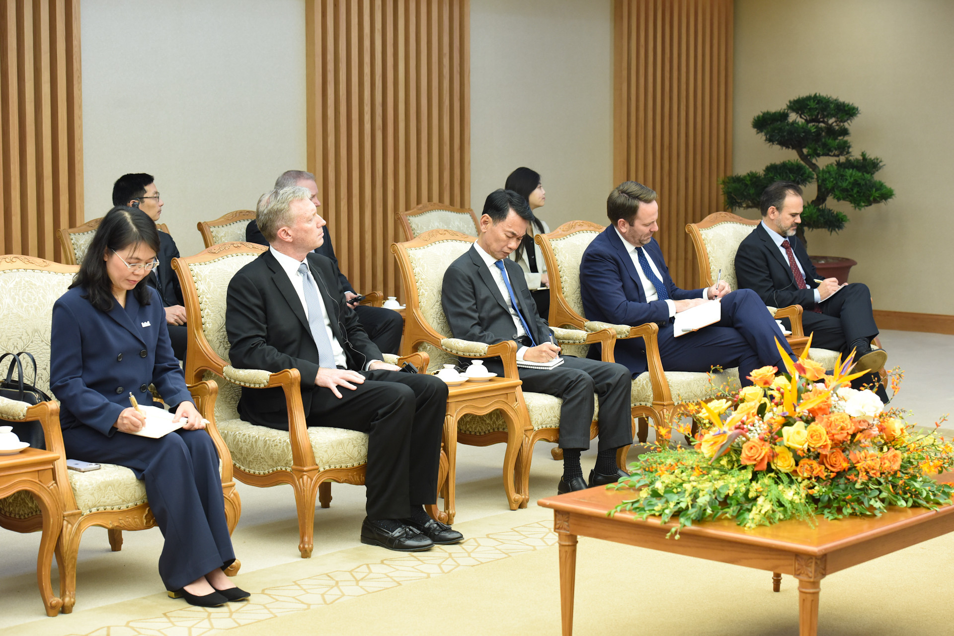 Các thành viên đi cùng ông John Neuffer, Chủ tịch Hiệp hội Công nghiệp bán dẫn Hoa Kỳ (SIA) tham dự buổi tiếp.