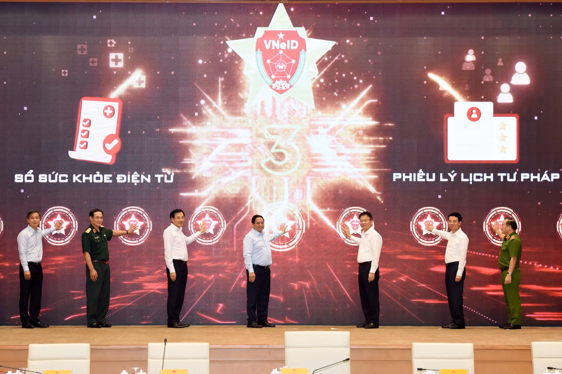 [Ảnh] Thủ tướng Phạm Minh Chính dự Hội nghị triển khai Sổ sức khỏe điện tử và cấp Phiếu lý lịch tư pháp qua VNeID