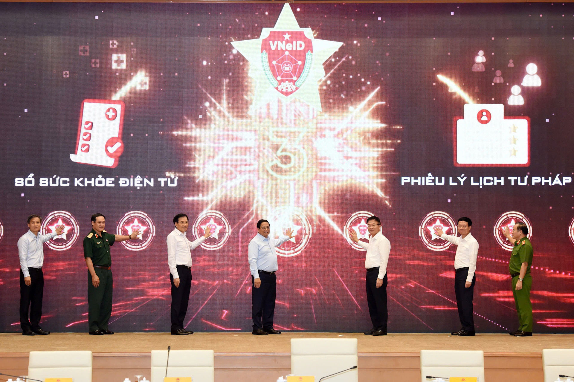 [Ảnh] Thủ tướng Phạm Minh Chính dự Hội nghị triển khai Sổ sức khỏe điện tử và cấp Phiếu lý lịch tư pháp qua VNeID ảnh 9