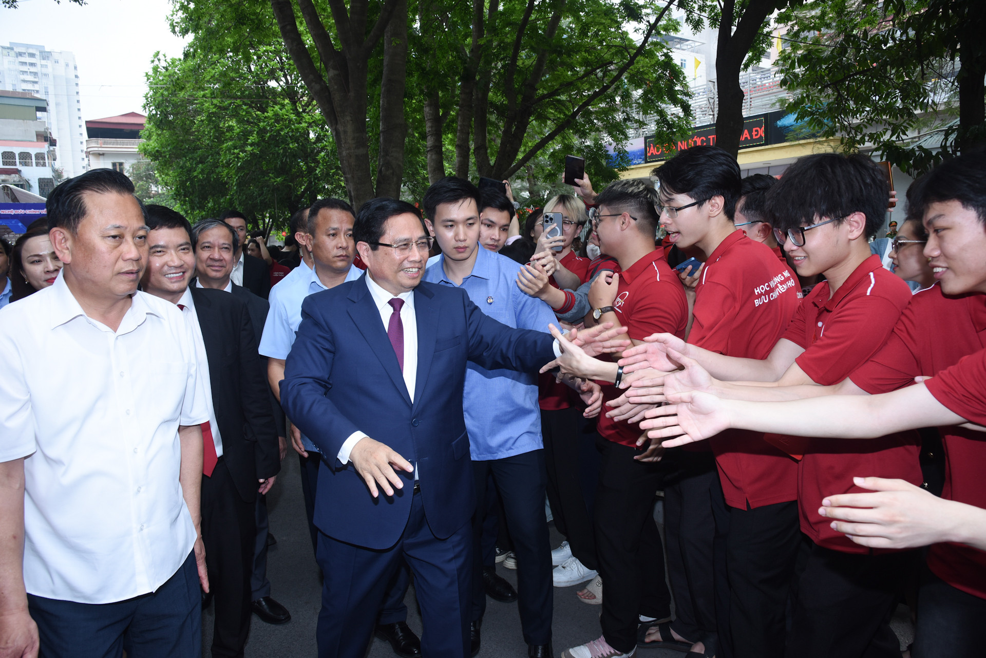 Thủ tướng Phạm Minh Chính với sinh viên Học viện Công nghệ Bưu chính Viễn thông.