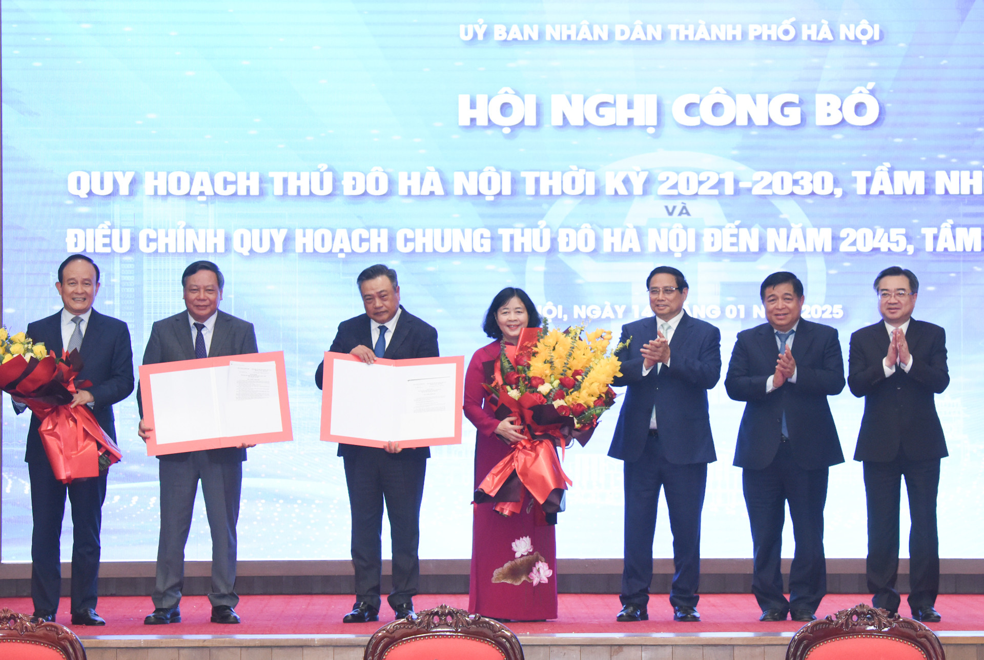 Thủ tướng Phạm Minh Chính trao quyết định công bố Quy hoạch Thủ đô Hà Nội thời kỳ 2021 - 2030, tầm nhìn đến năm 2050; điều chỉnh quy hoạch chung Thủ đô Hà Nội đến năm 2045, tầm nhìn đến năm 2065.