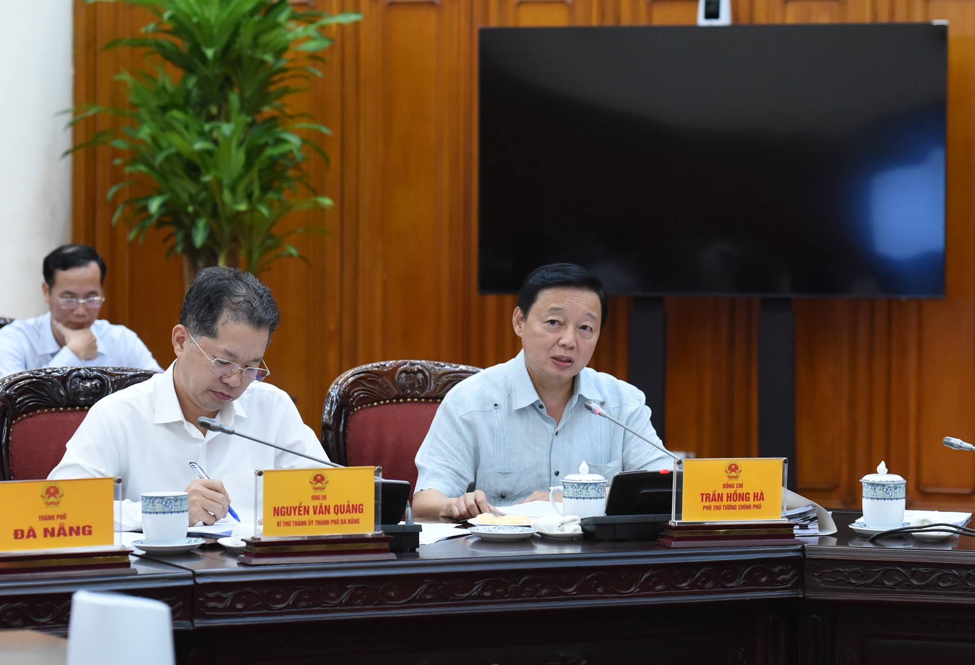 Phó Thủ tướng Chính phủ Trần Hồng Hà phát biểu tại cuộc họp. Phó Thủ tướng Chính phủ Trần Hồng Hà phát biểu tại cuộc họp.