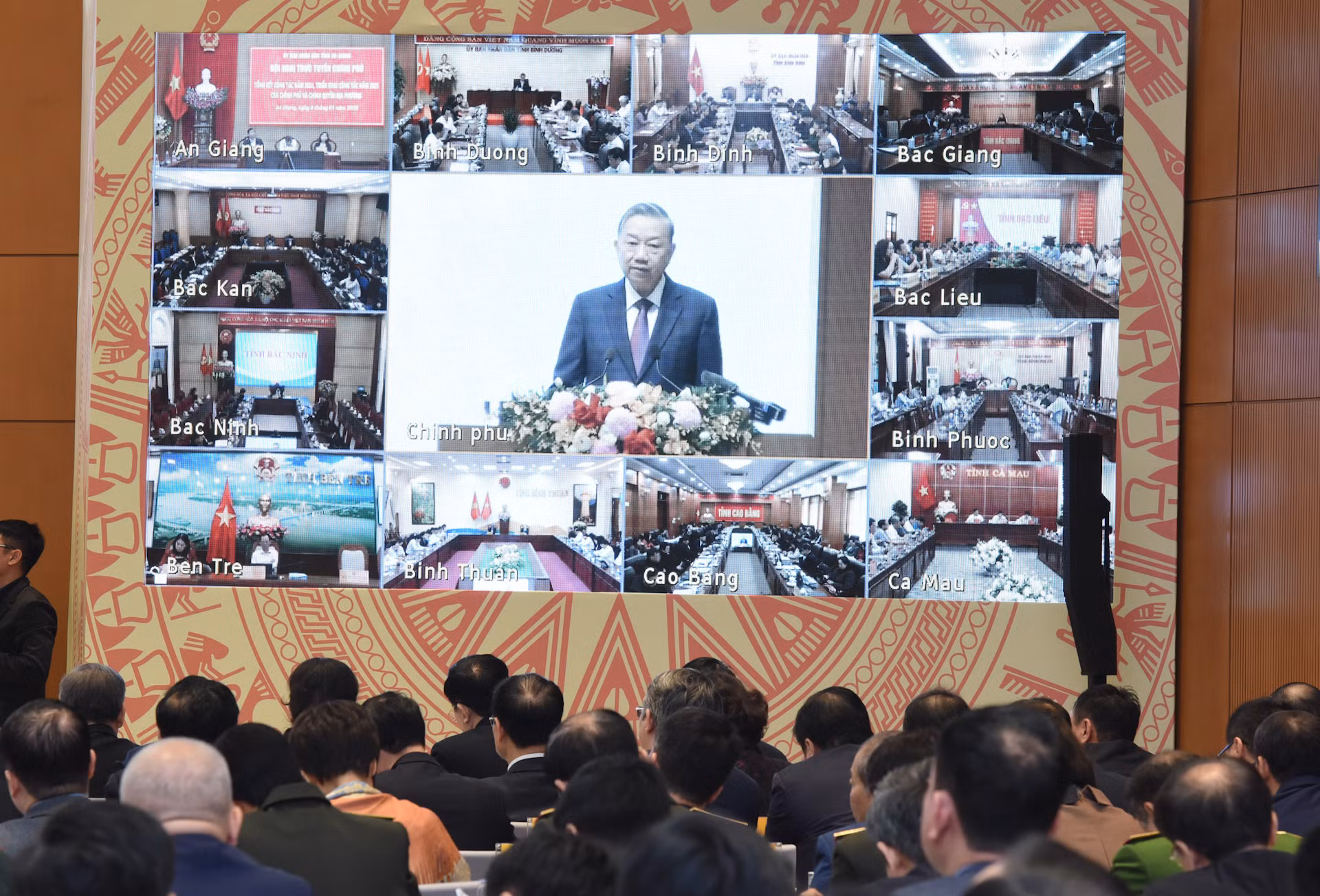 Hội nghị diễn ra dưới hình thức trực tiếp tại Văn phòng Chính phủ và trực tuyến đến 63 tỉnh, thành phố.