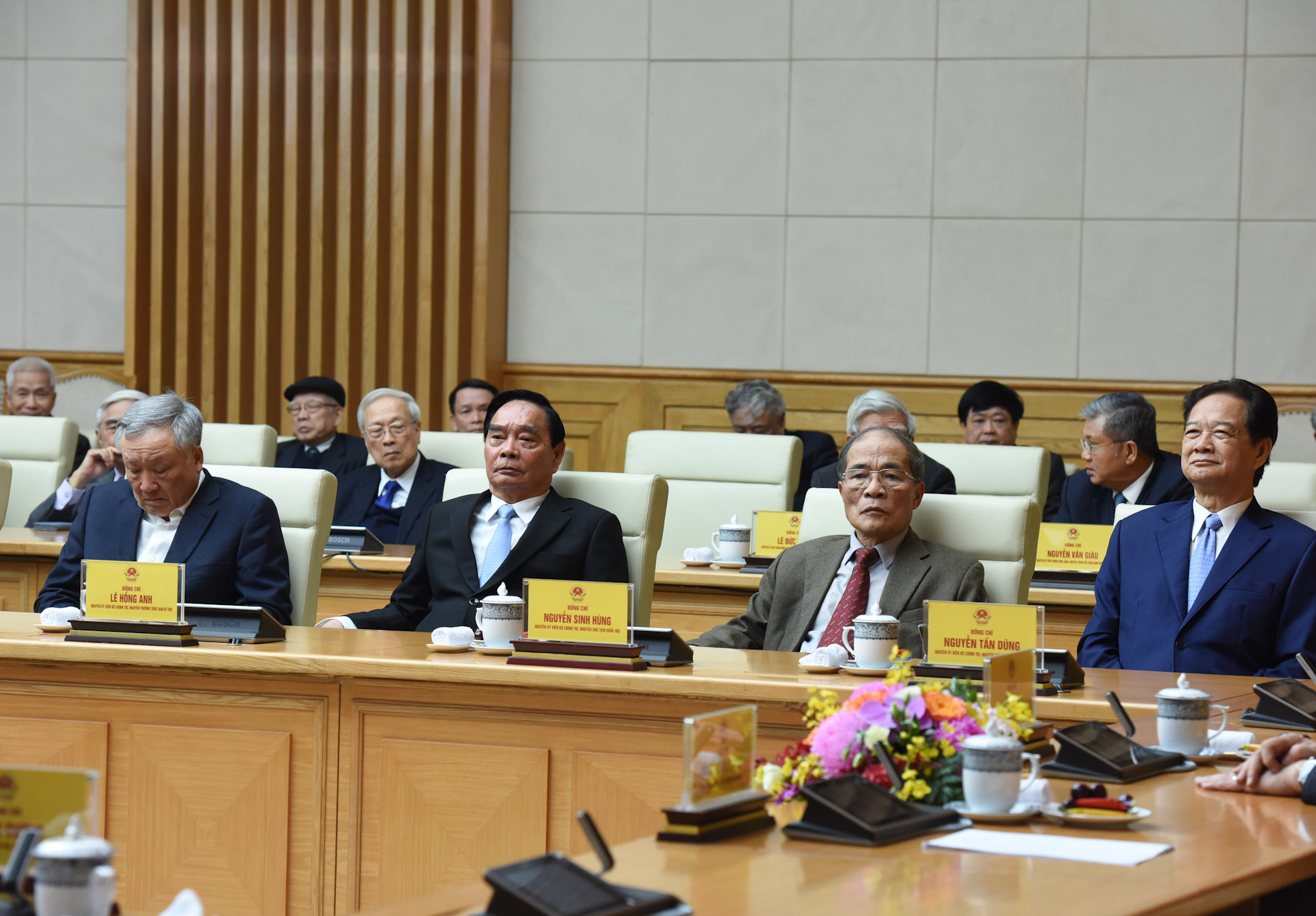 Các đồng chí lãnh đạo, nguyên lãnh đạo Đảng, Nhà nước qua các thời kỳ tham dự cuộc gặp mặt. Các đồng chí lãnh đạo, nguyên lãnh đạo Đảng, Nhà nước qua các thời kỳ tham dự cuộc gặp mặt.