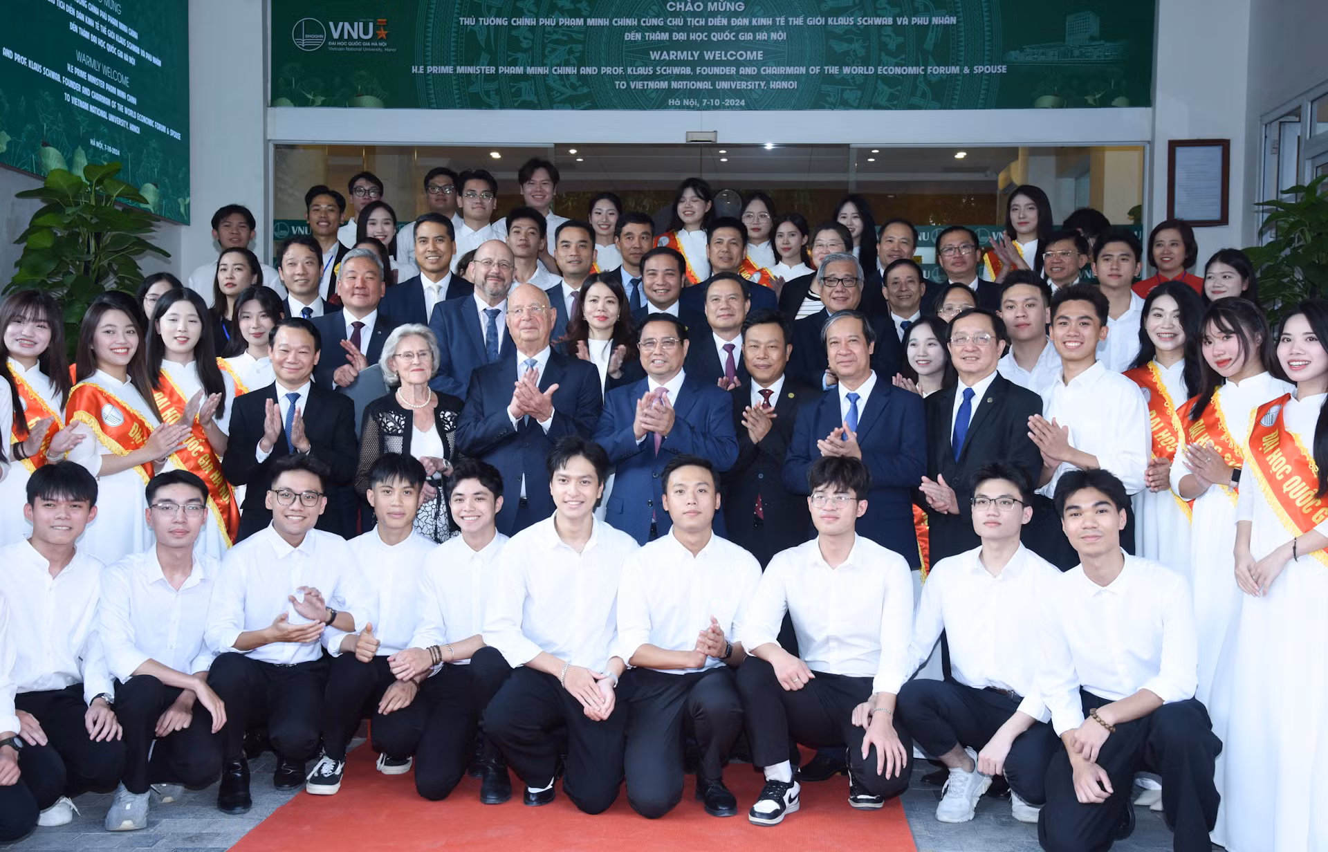 Thủ tướng Phạm Minh Chính và Giáo sư Klaus Schwab cùng thầy cô, sinh viên các trường đại học.