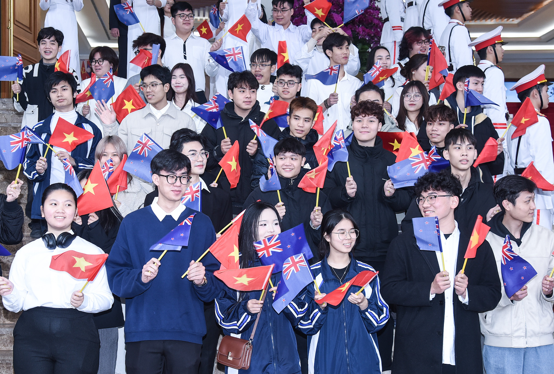 Đại diện người dân Thủ đô vẫy chào Thủ tướng New Zealand Christopher Luxon và các thành viên cùng đoàn.