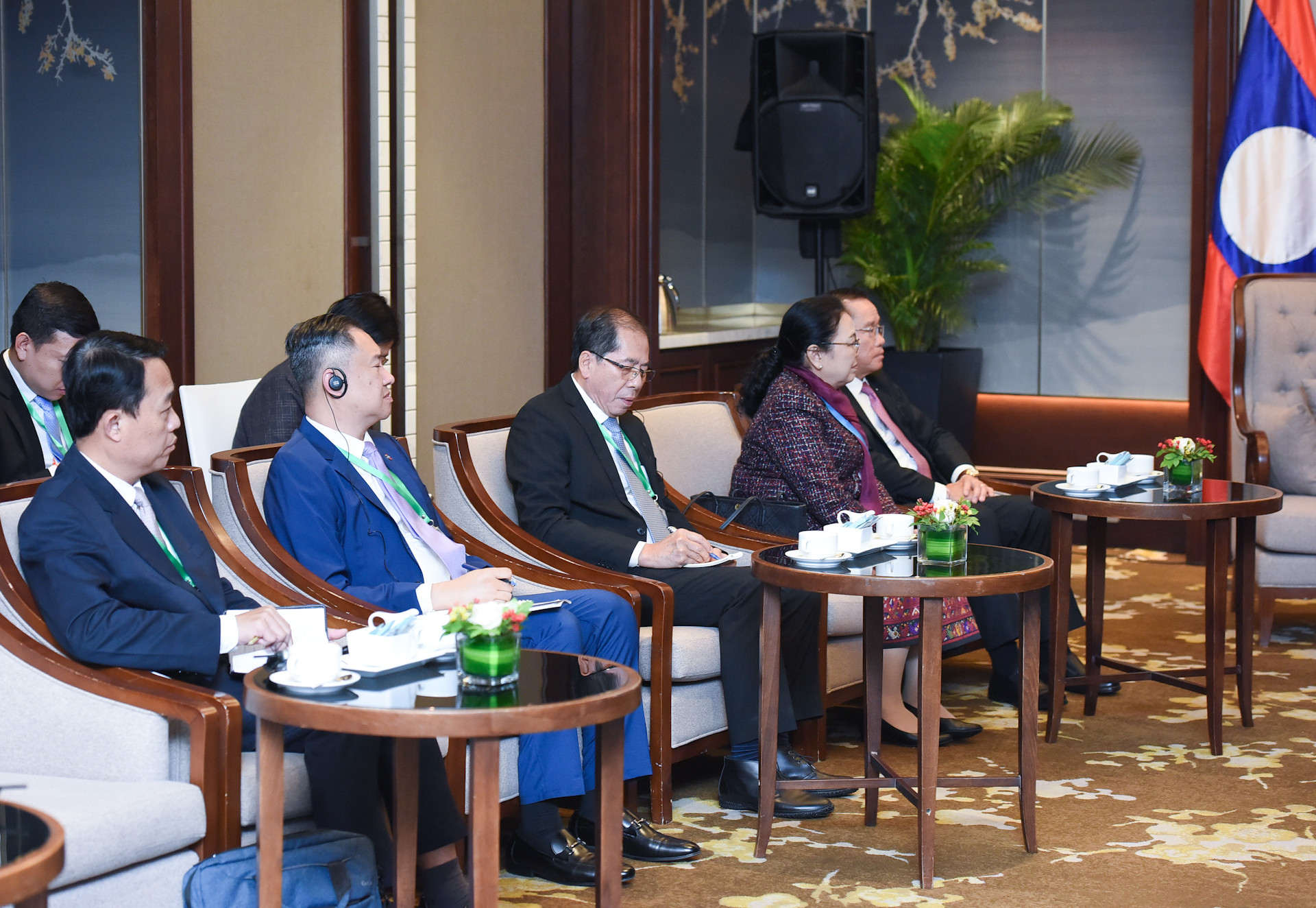 Các thành viên đi cùng Phó Thủ tướng Lào Saleumxay Kommasith tham dự buổi tiếp.