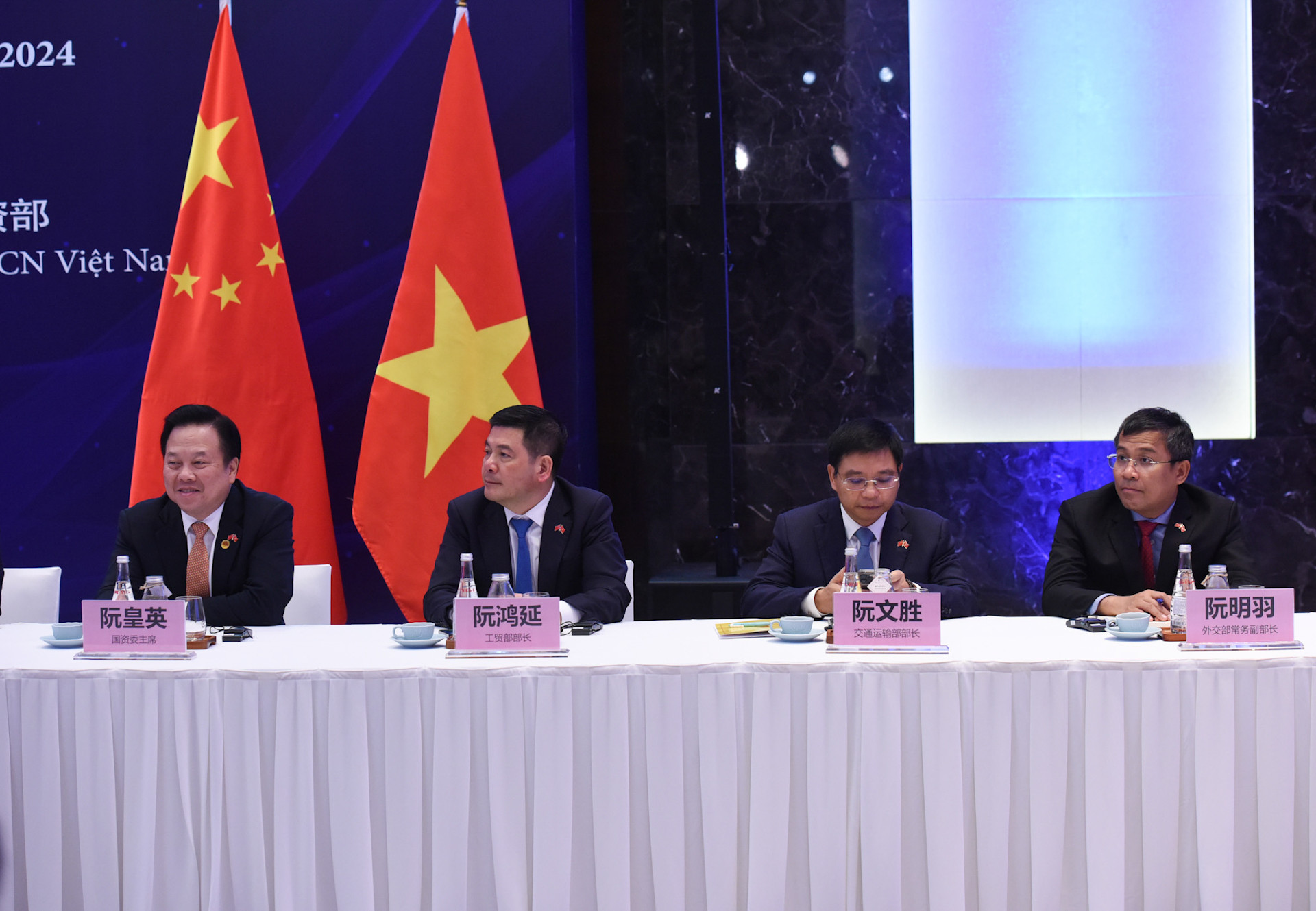 Đại diện lãnh đạo các bộ, ban, ngành của Chính phủ Việt Nam tham dự tọa đàm.