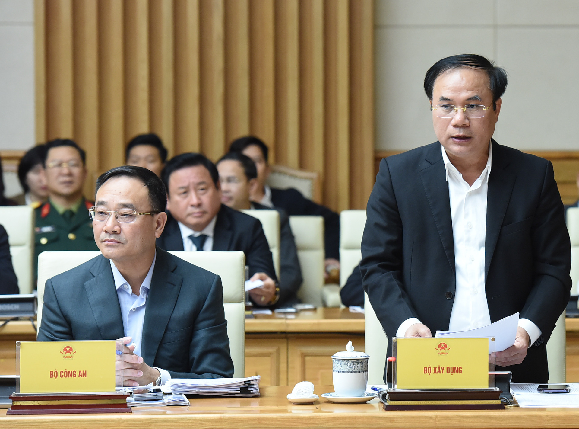 Thứ trưởng Xây dựng Nguyễn Văn Sinh báo cáo tại Hội nghị.