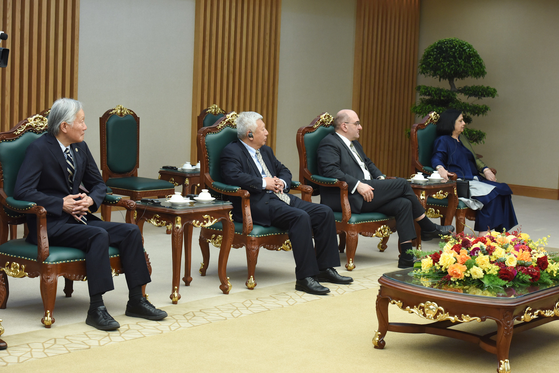 Các thành viên đi cùng ông Tomas Heidar, Chánh án Tòa án quốc tế về Luật Biển (ITLOS) tham dự buổi tiếp.